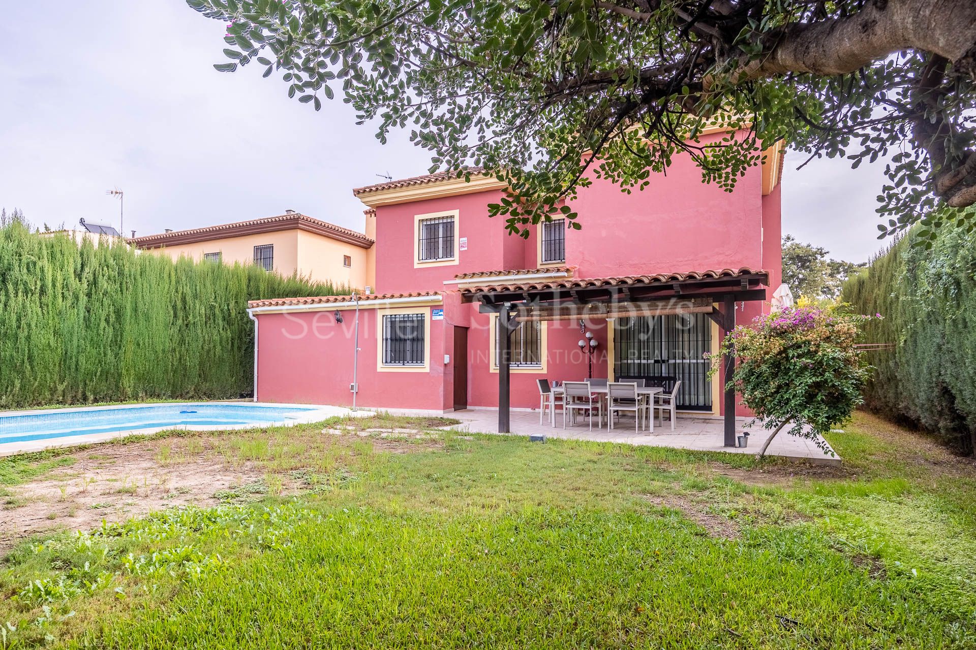 Chalet independiente en Simón Verde con jardín y piscina