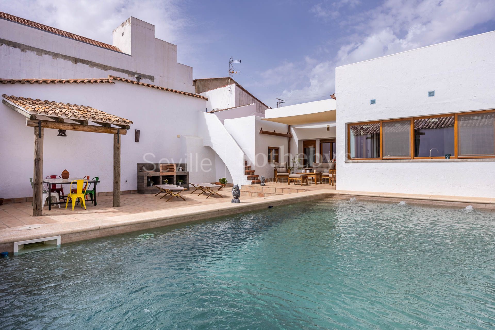 Exclusiva vivienda unifamiliar recién reformada en Cuenca Minera de Huelva con garaje y piscina.