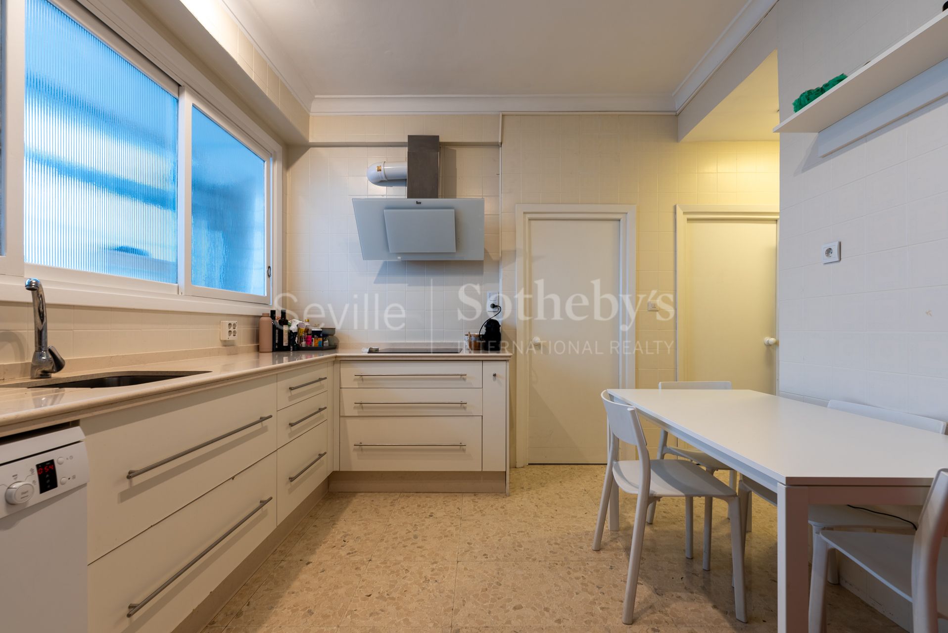 Stunning 4-bedroom apartment with terrace in the centre
