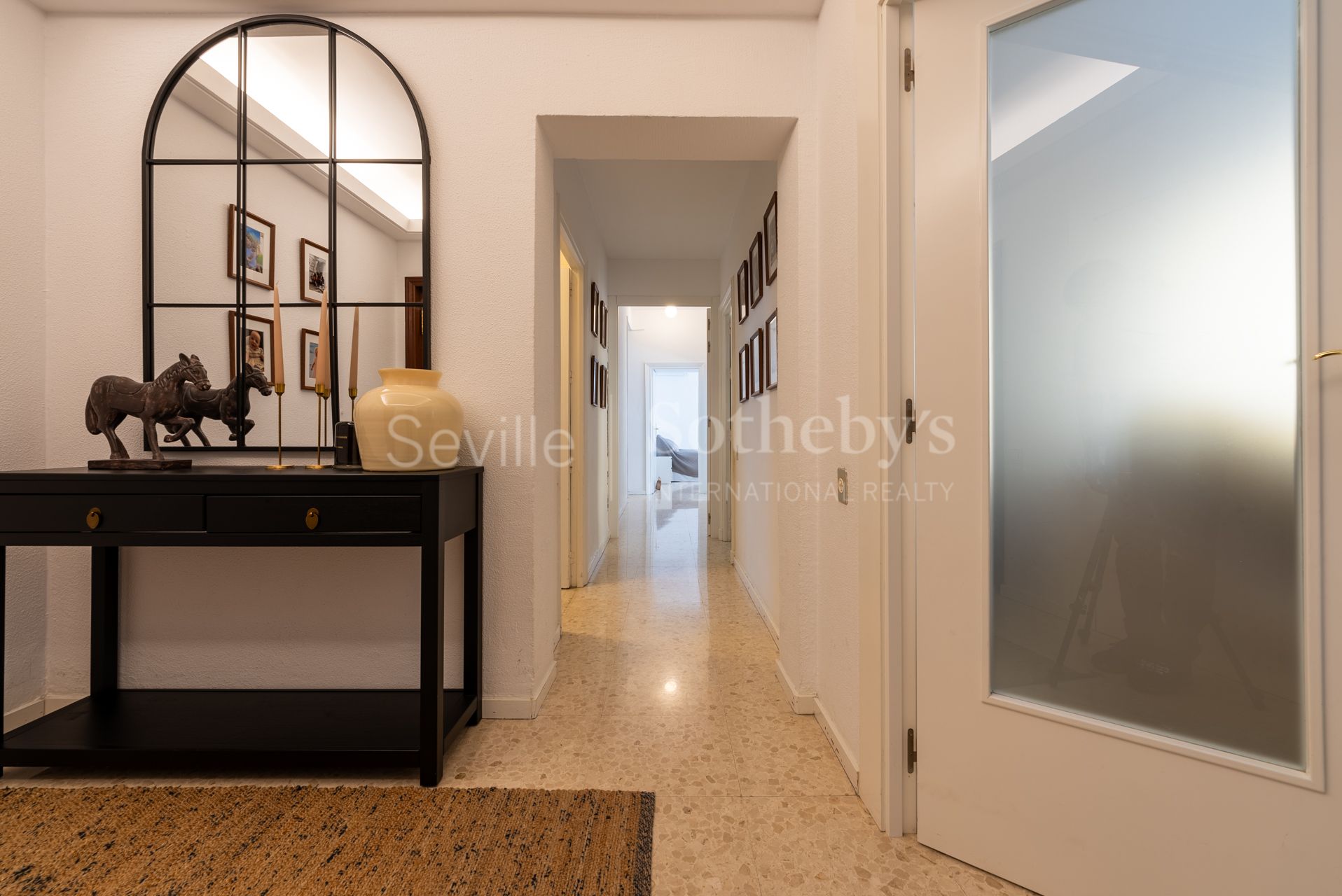 Stunning 4-bedroom apartment with terrace in the centre