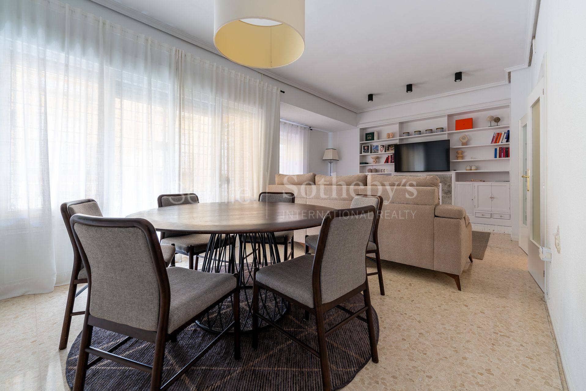 Stunning 4-bedroom apartment with terrace in the centre