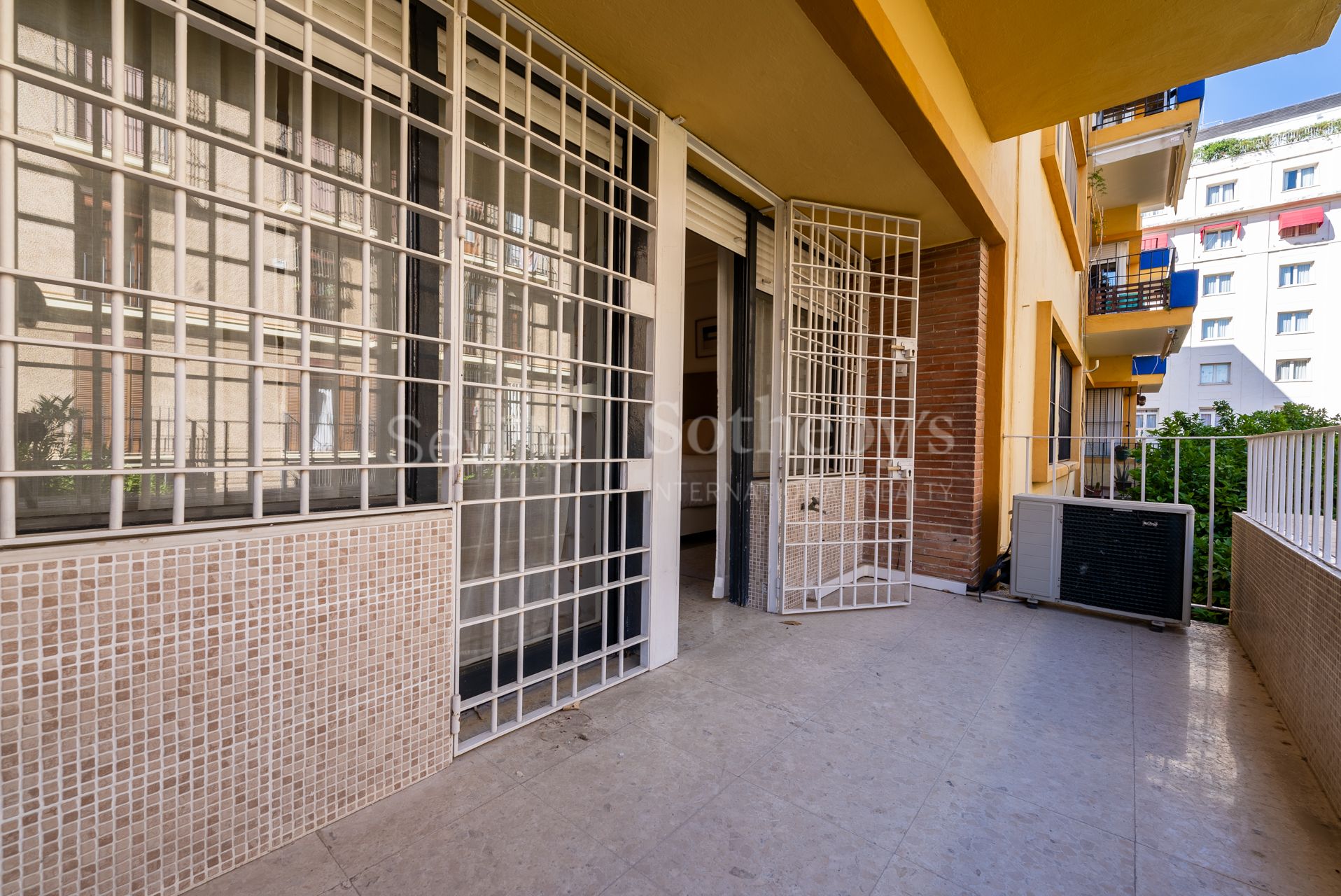 Stunning 4-bedroom apartment with terrace in the centre