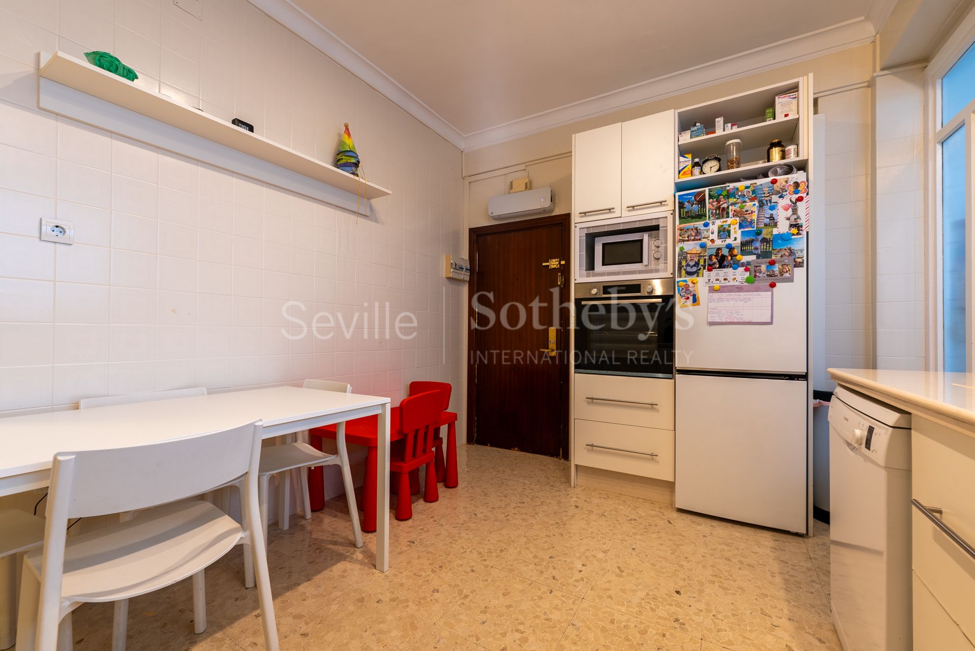 Stunning 4-bedroom apartment with terrace in the centre
