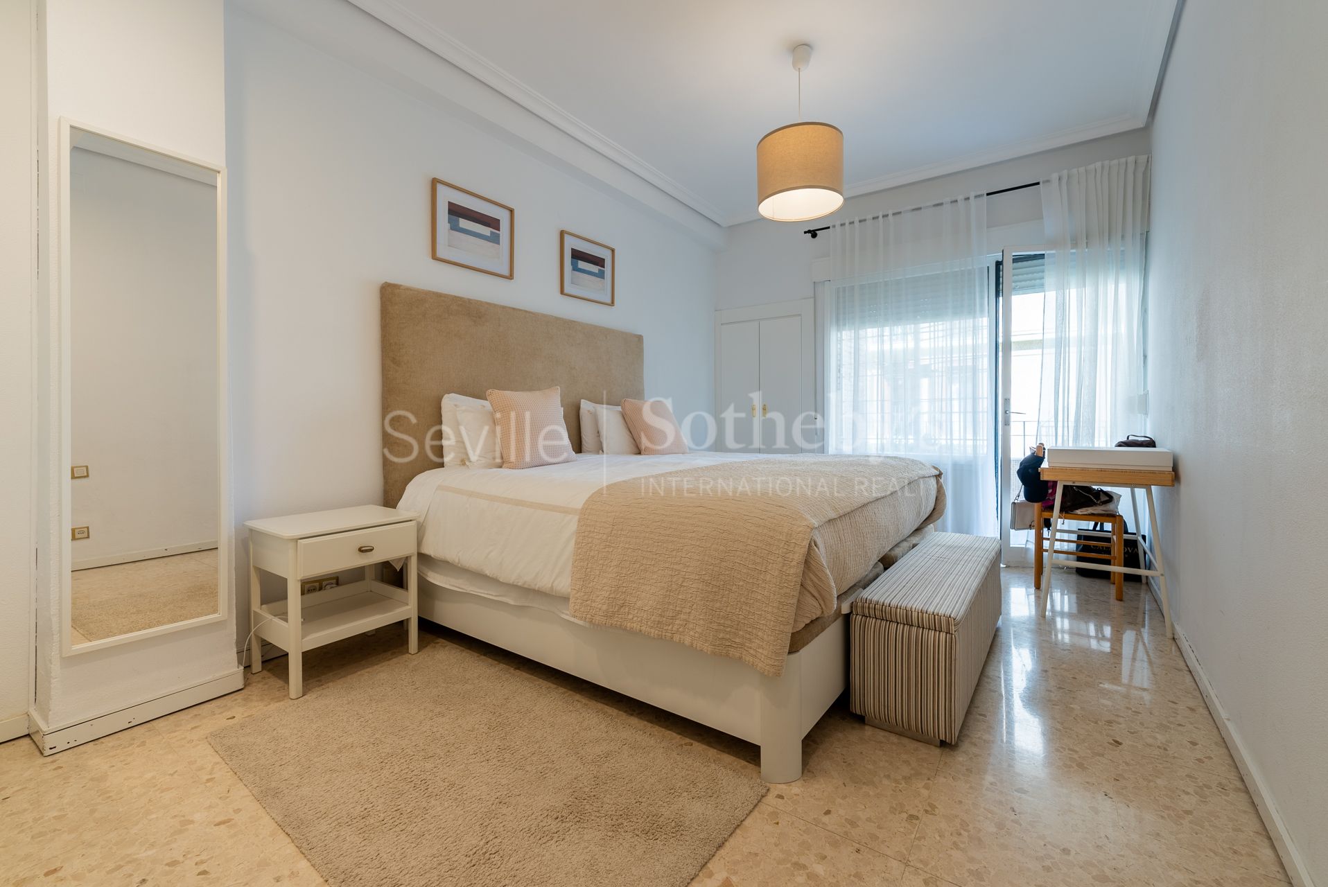 Stunning 4-bedroom apartment with terrace in the centre