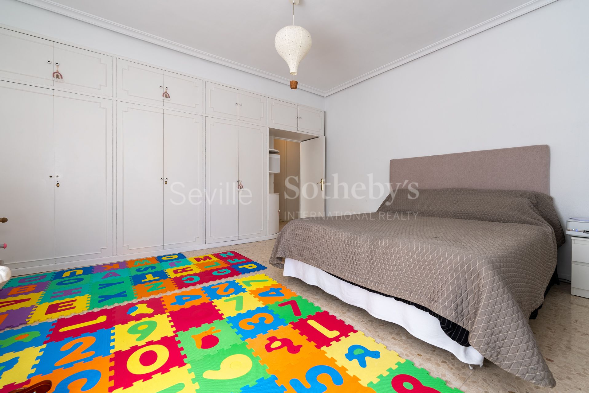 Stunning 4-bedroom apartment with terrace in the centre