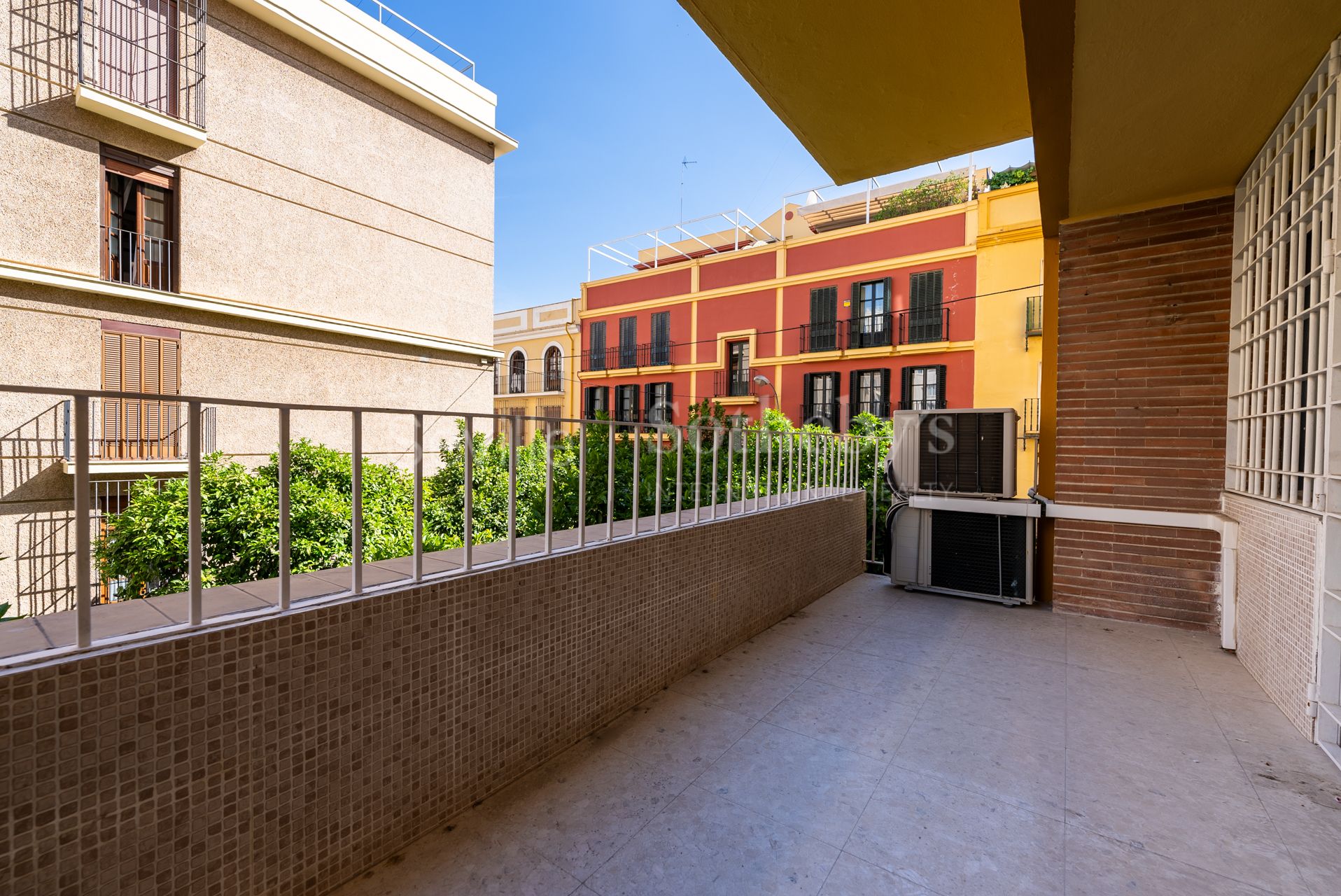 Stunning 4-bedroom apartment with terrace in the centre