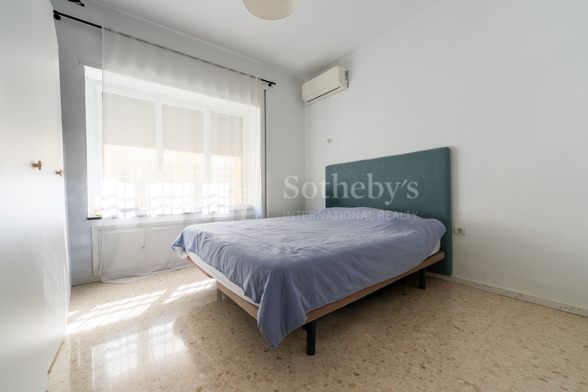 Stunning 4-bedroom apartment with terrace in the centre