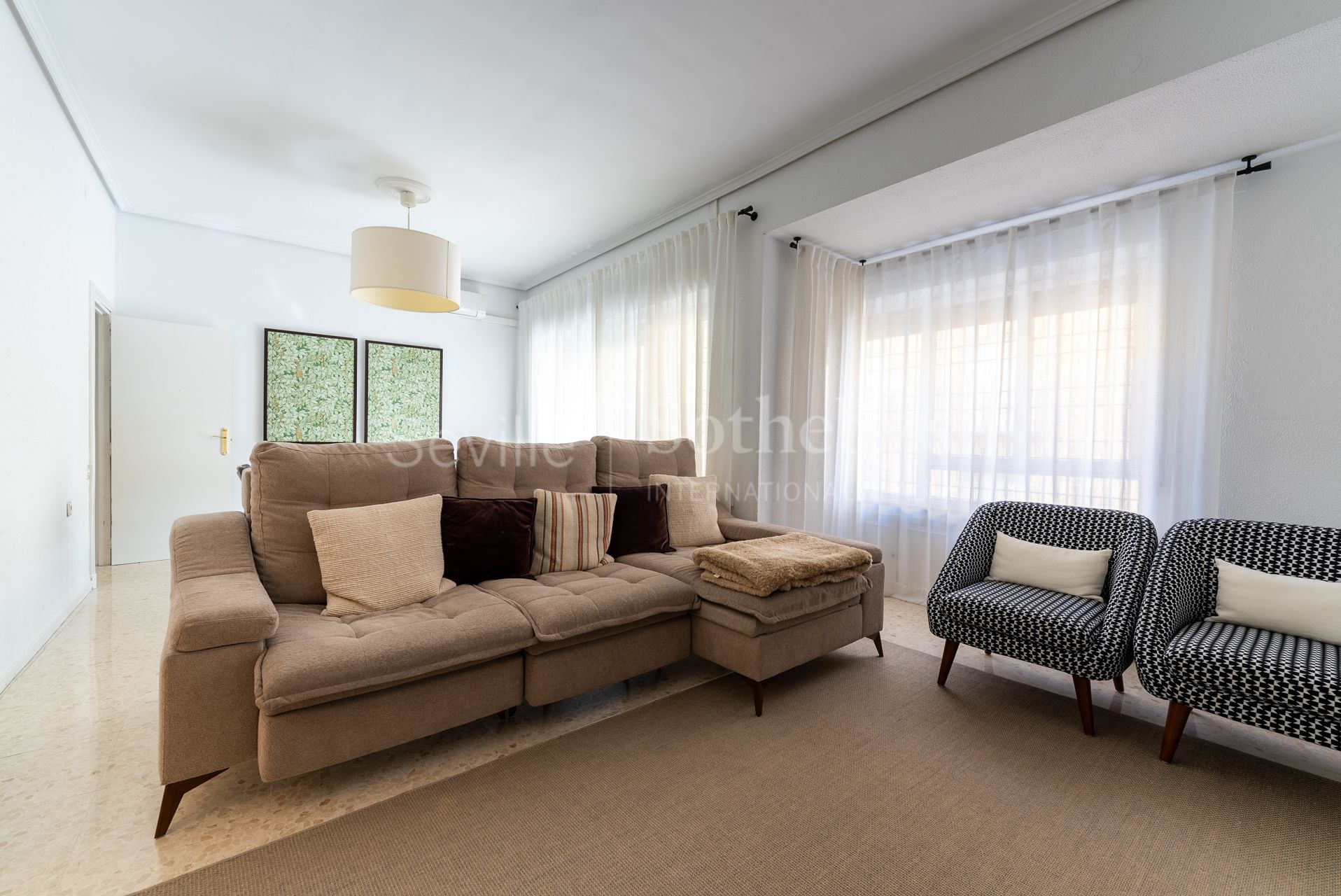 Stunning 4-bedroom apartment with terrace in the centre
