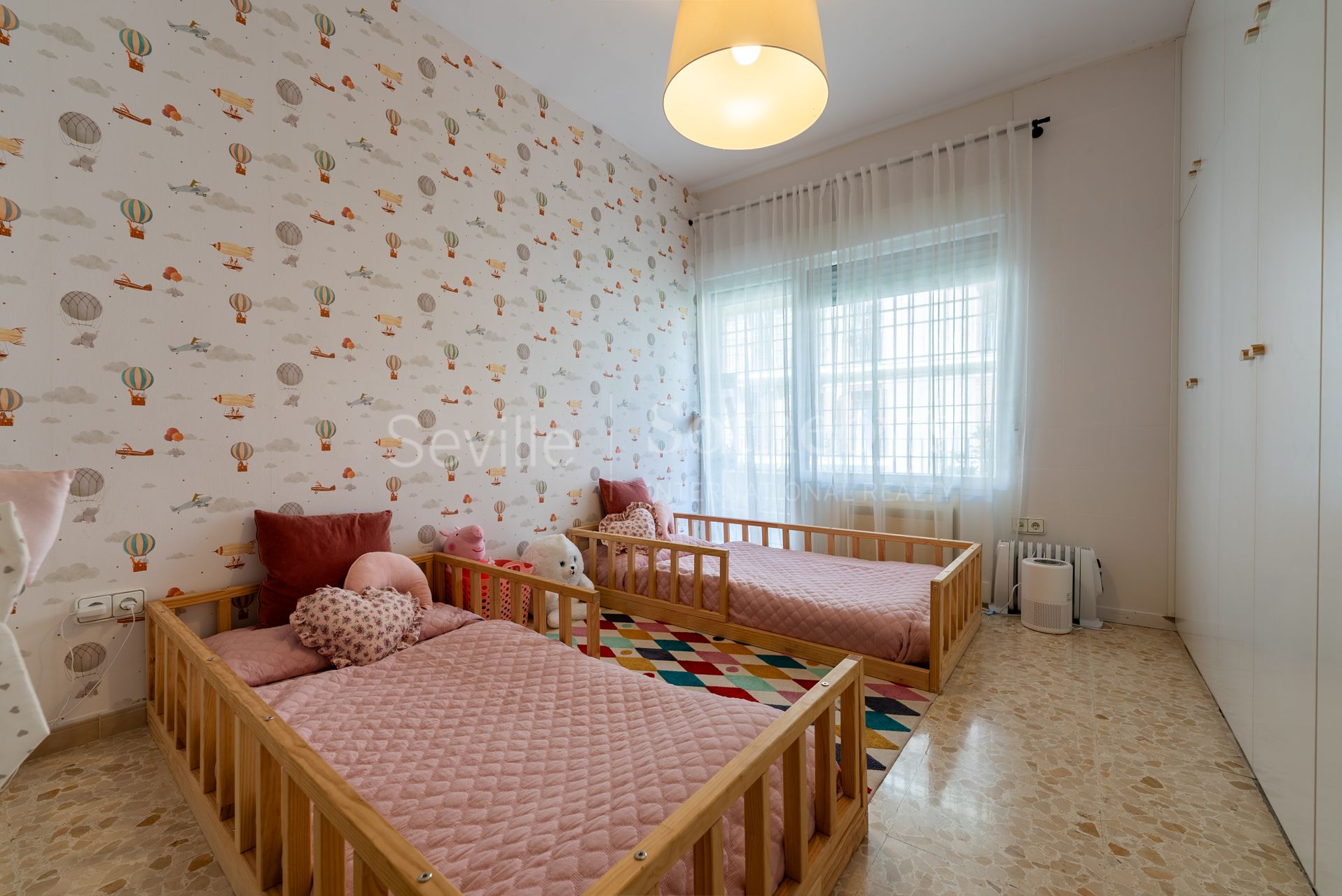 Stunning 4-bedroom apartment with terrace in the centre