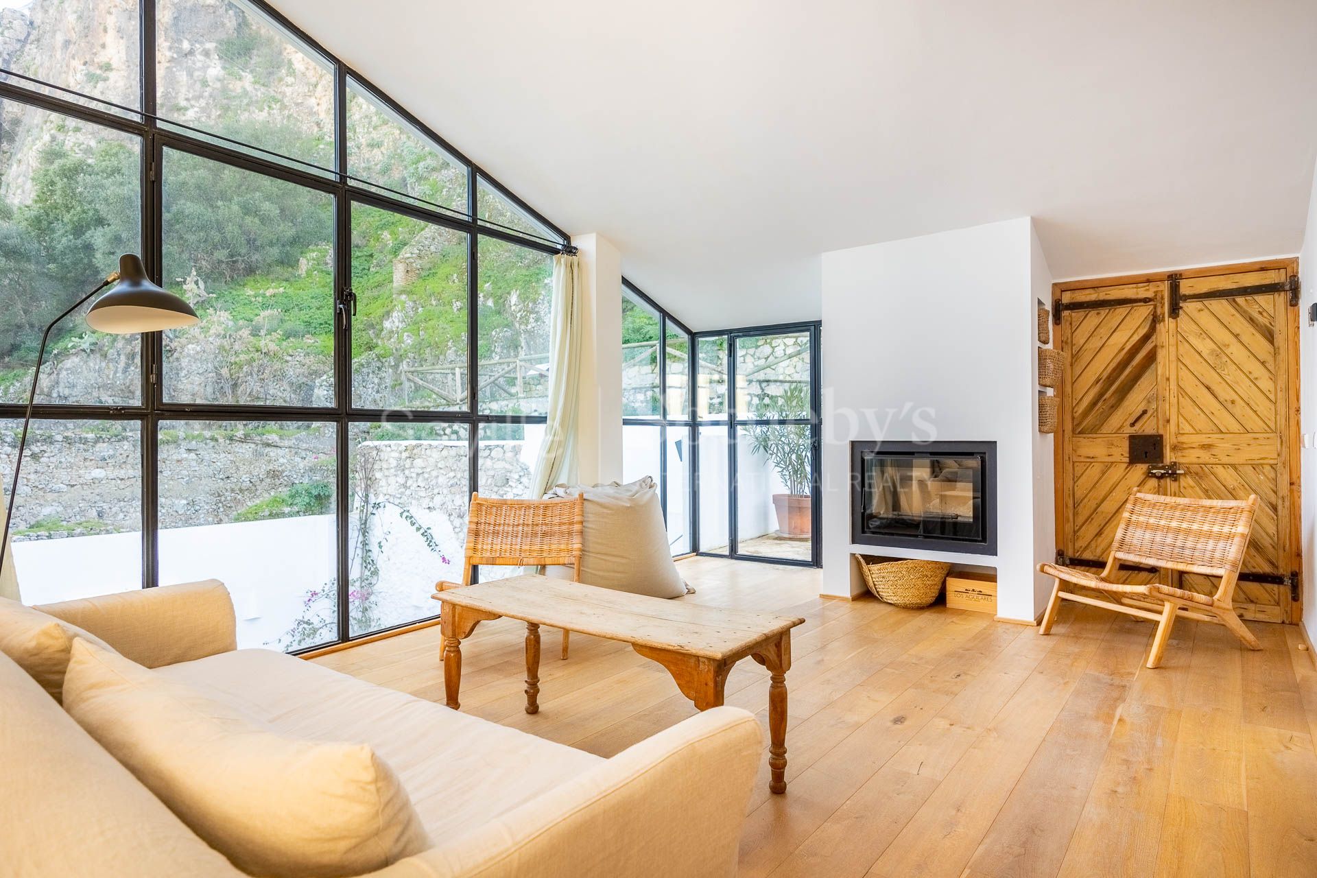 Casa de diseño contemporáneo con piscina privada en Zahara de la Sierra