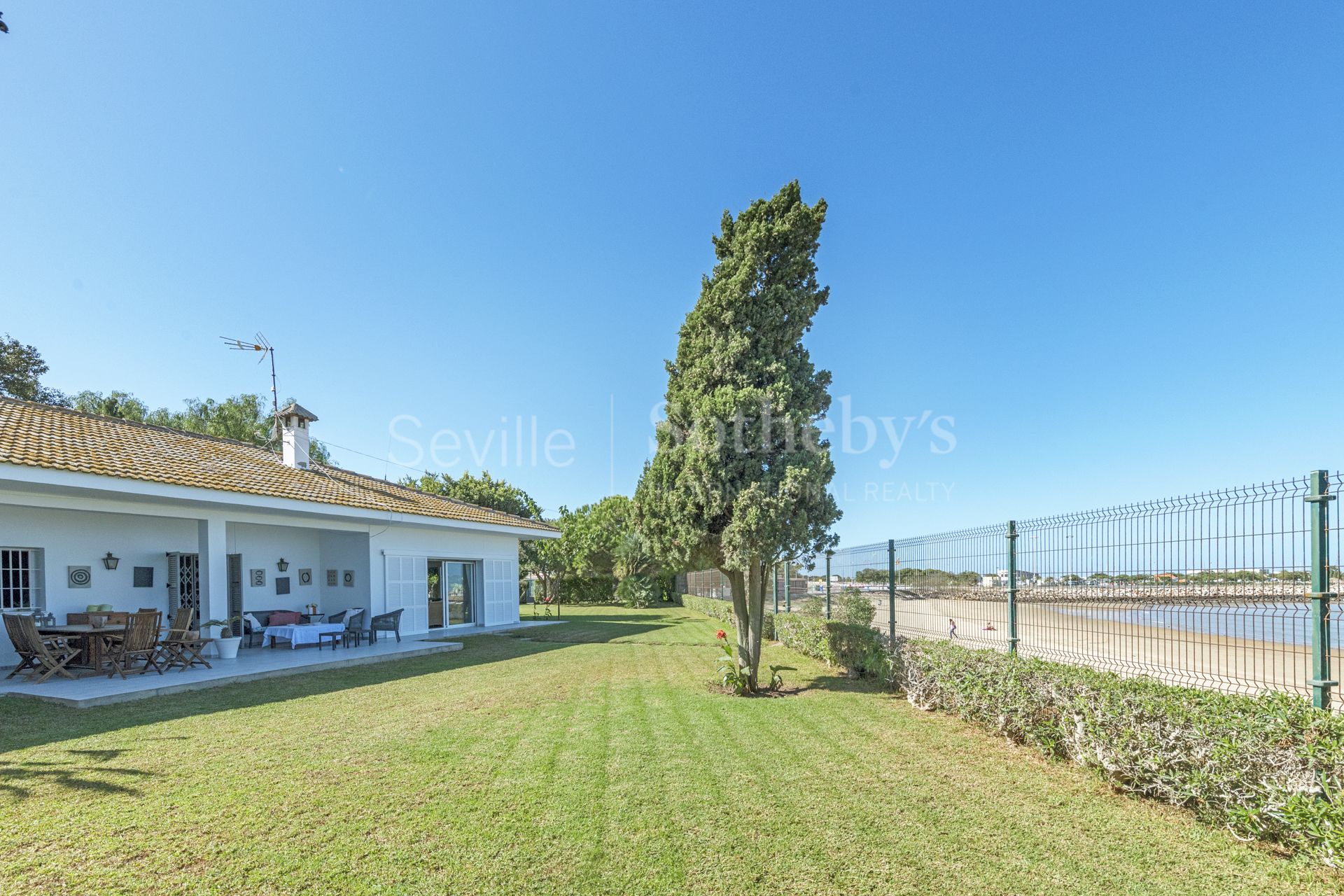 House with sea views in a unique enclave next to the Chipiona marina
