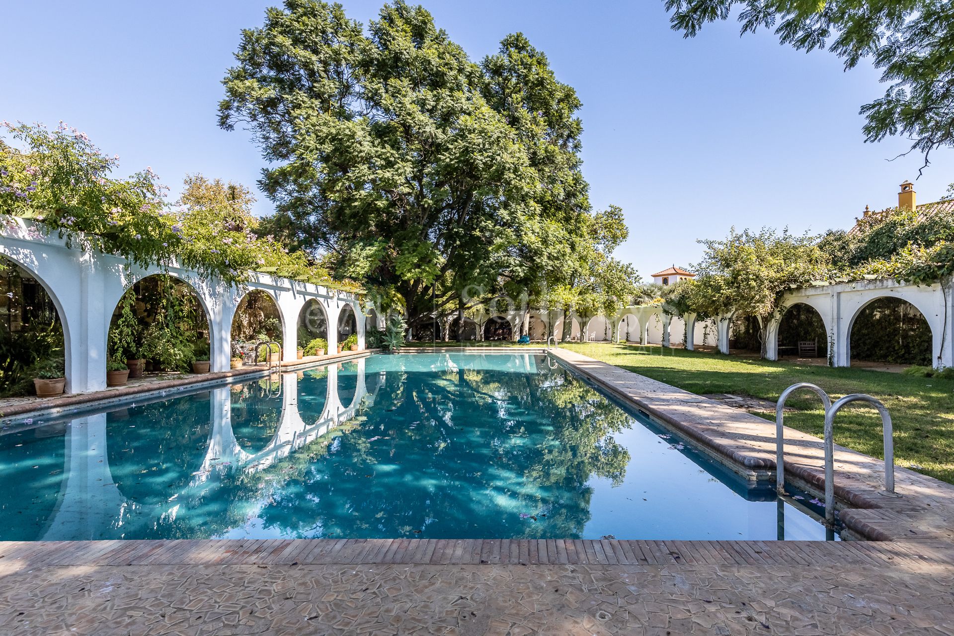 Magnifica Hacienda a 20' de Sevilla con jardin de 8000 metros y piscina