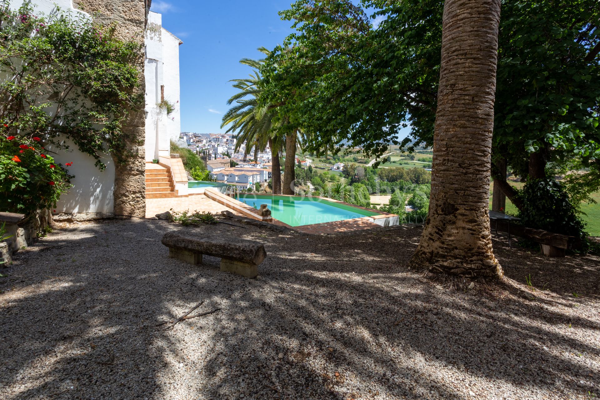 Vivienda singular de dos plantas con vistas a la Sierra en casa señorial del S.XVII con piscina y solarium