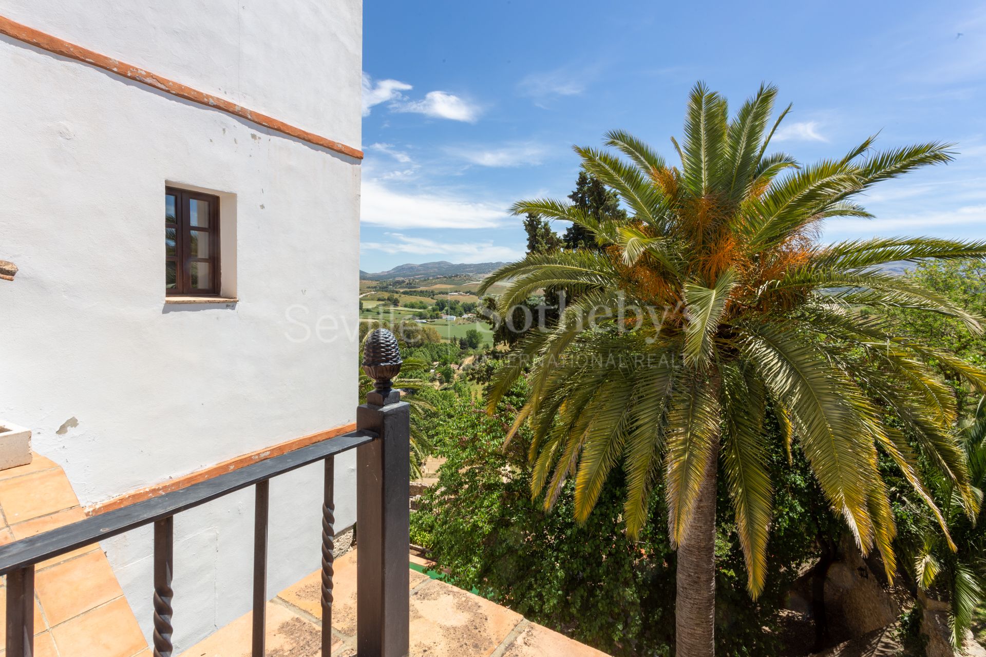 Vivienda singular de dos plantas con vistas a la Sierra en casa señorial del S.XVII con piscina y solarium