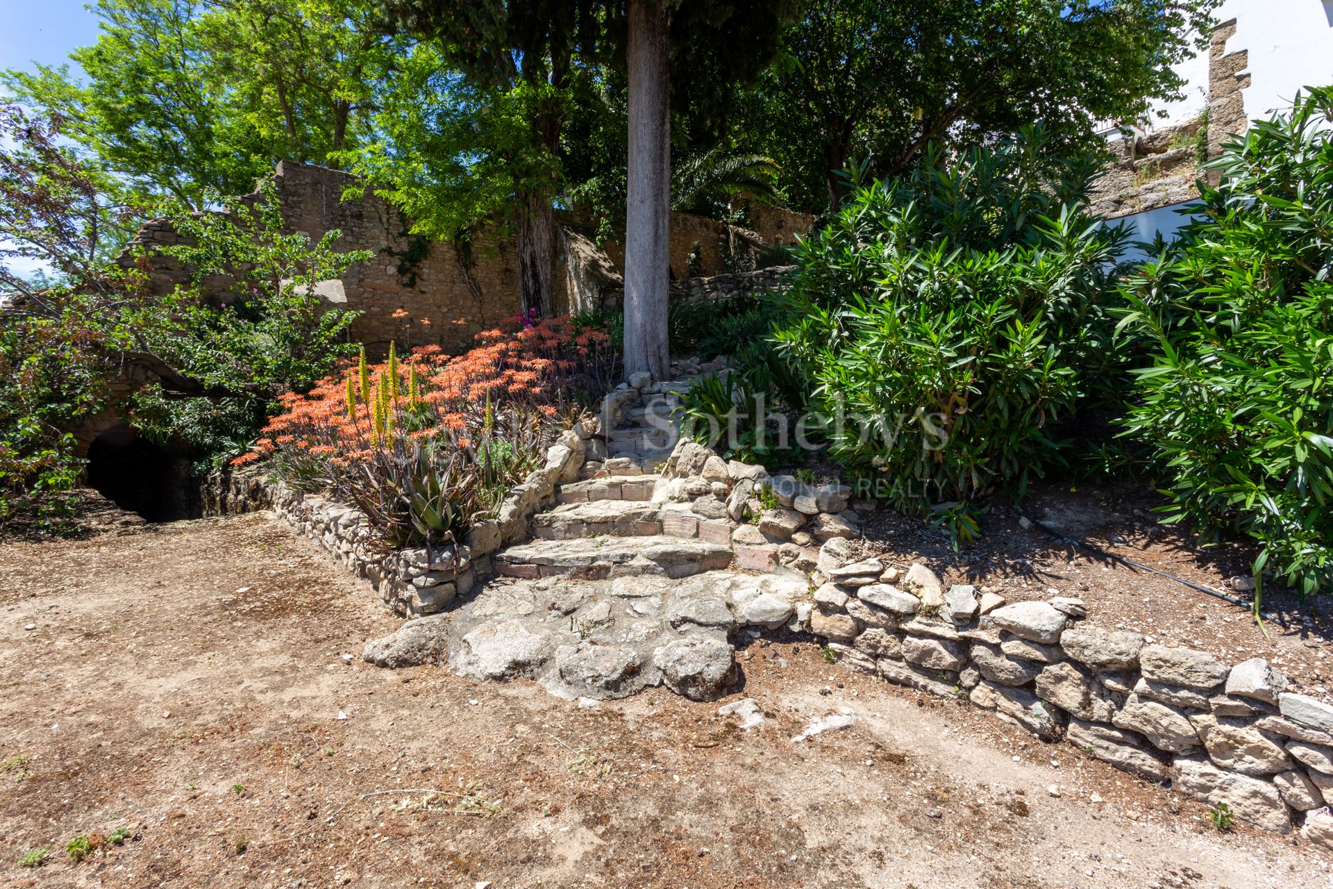 Vivienda singular de dos plantas con vistas a la Sierra en casa señorial del S.XVII con piscina y solarium