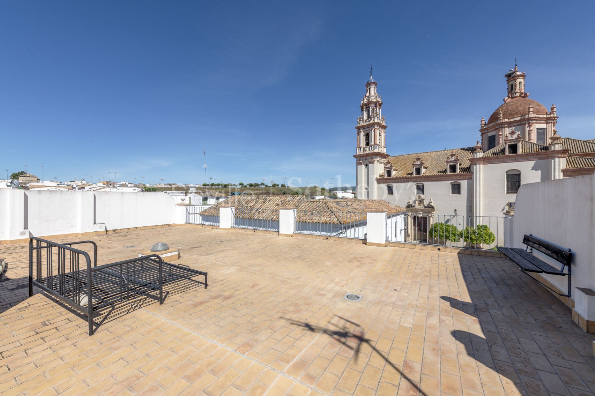 House decorated by Jaime Parladé with private swimming pool. Short term rental.