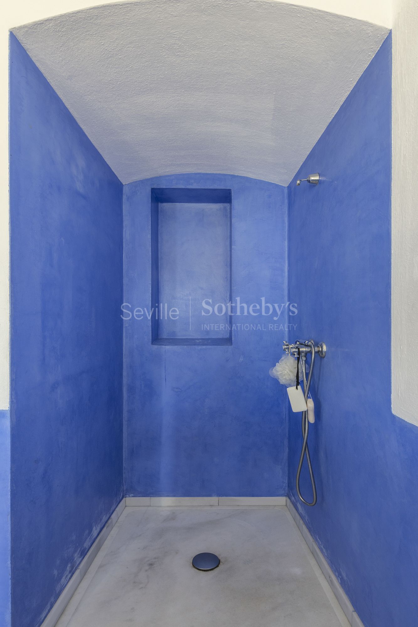 House decorated by Jaime Parladé with private swimming pool. Short term rental.