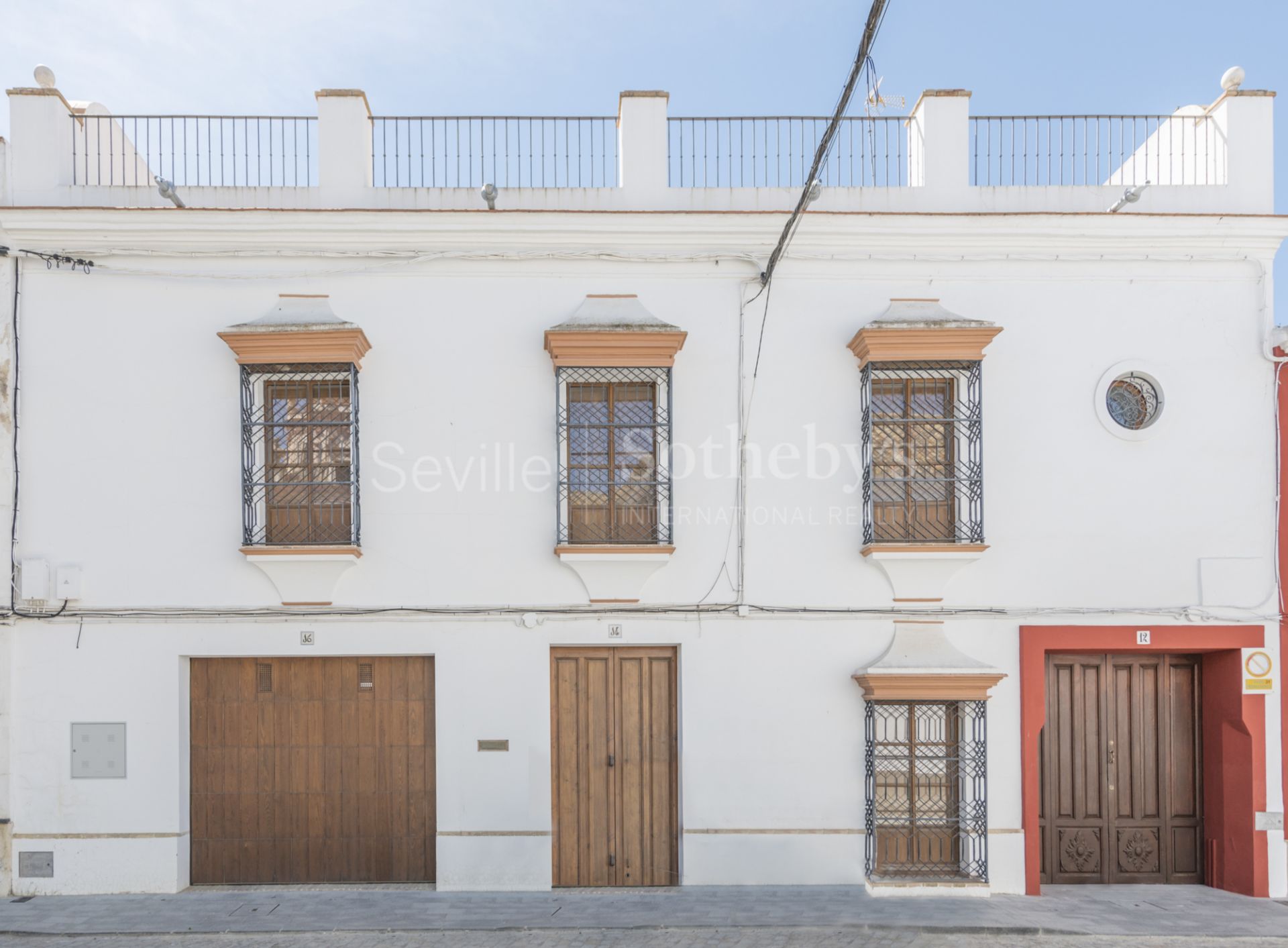 House decorated by Jaime Parladé with private swimming pool. Short term rental.
