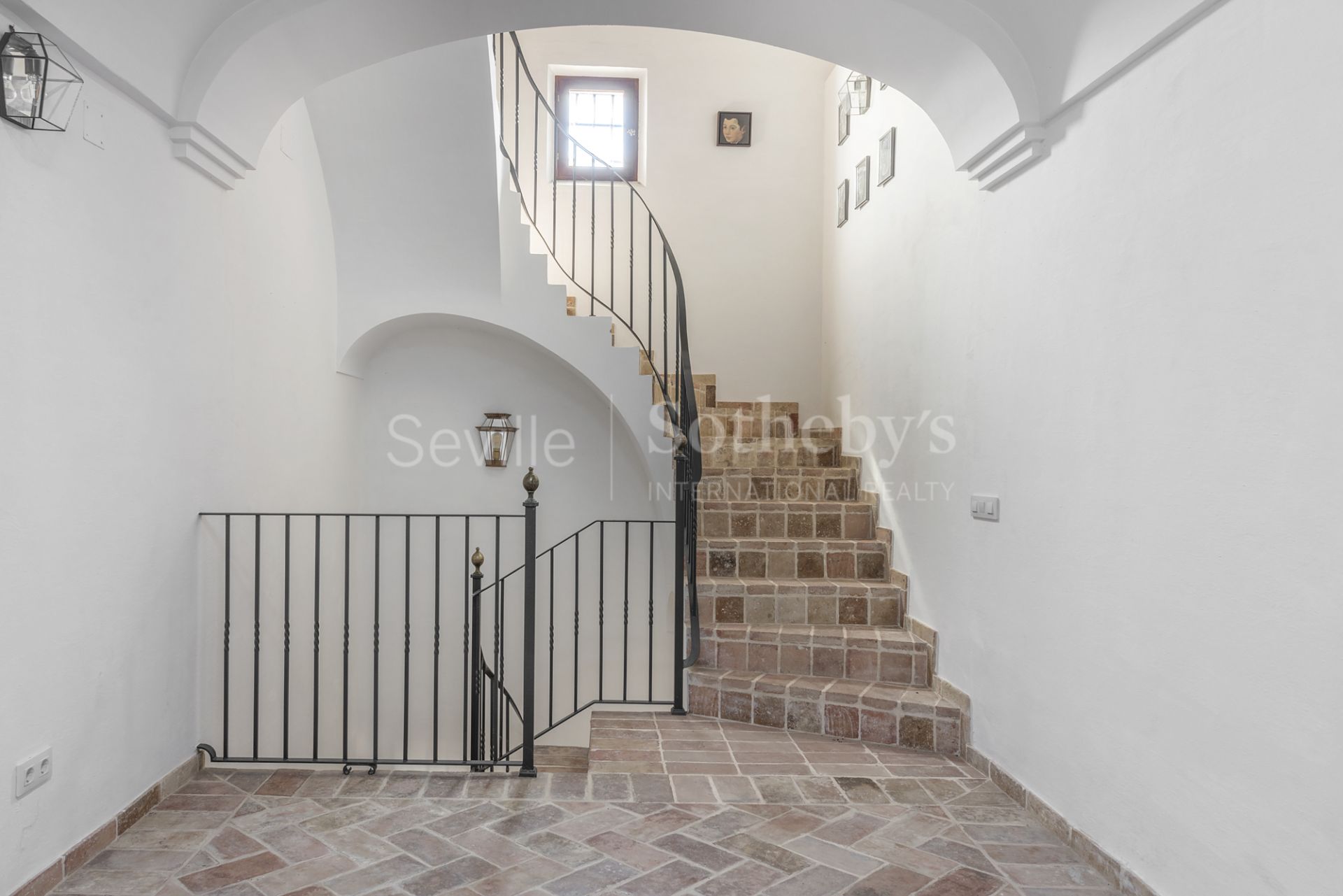 House decorated by Jaime Parladé with private swimming pool. Short term rental.