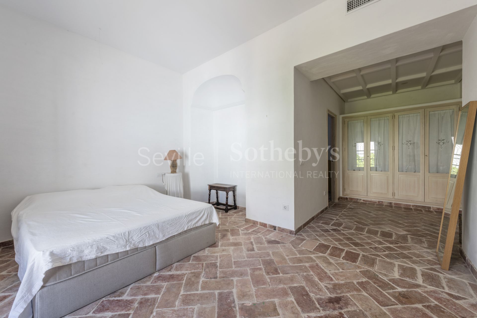 House decorated by Jaime Parladé with private swimming pool. Short term rental.