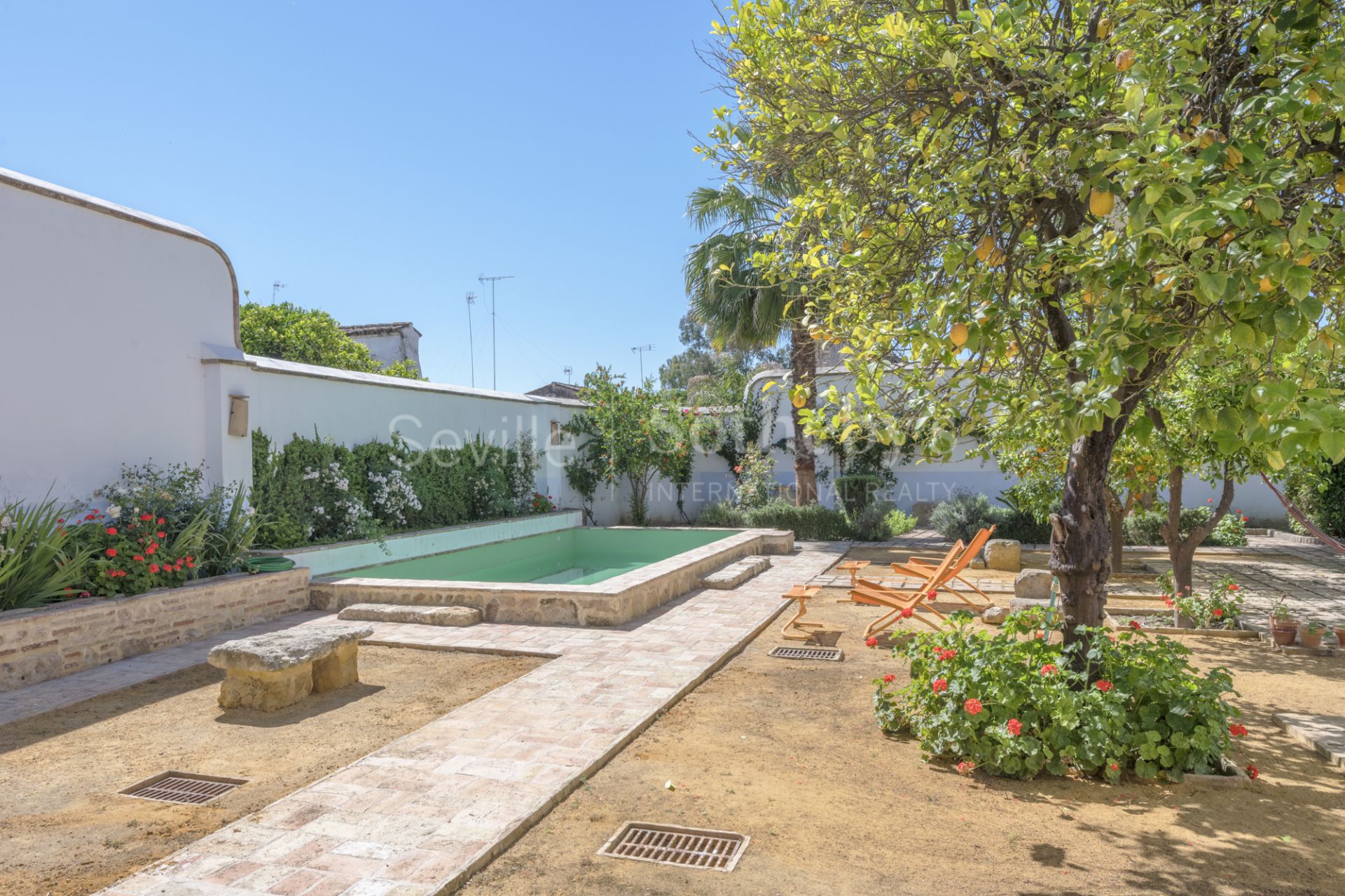 Casa decorada por Jaime Parladé con piscina privada. Alquiler de corta temporada.