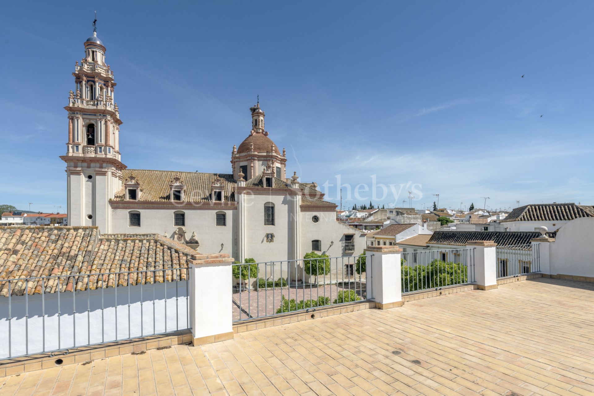 House decorated by Jaime Parladé with private swimming pool. Short term rental.