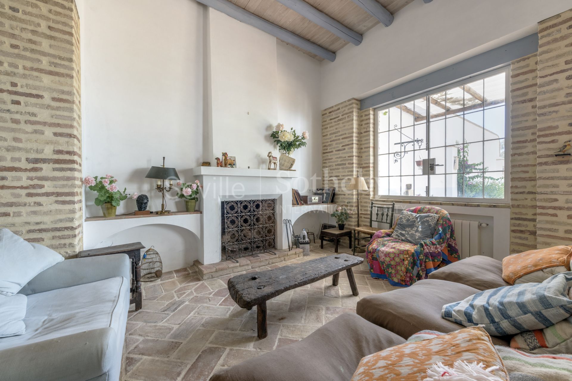 House decorated by Jaime Parladé with private swimming pool. Short term rental.