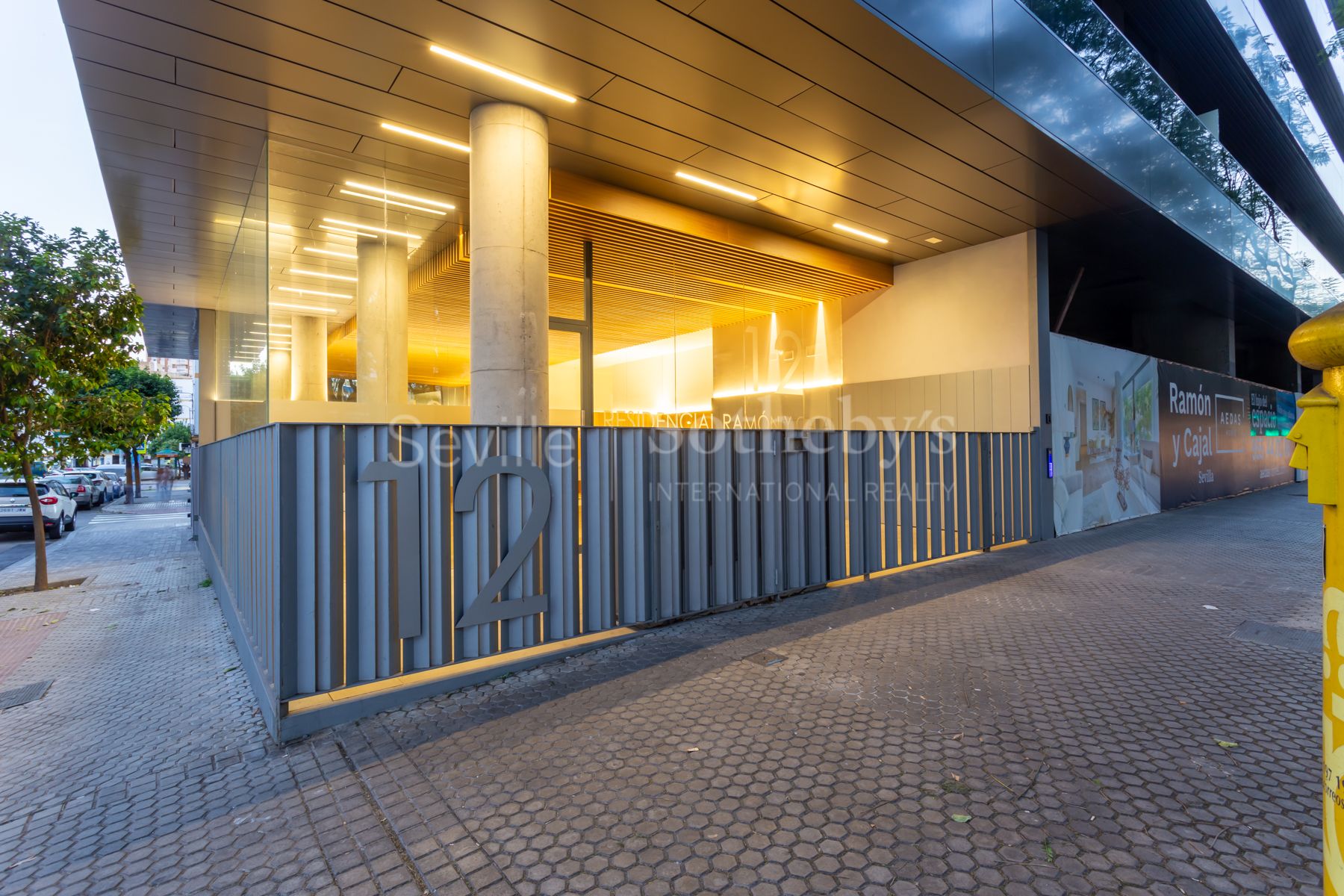 Modern One-Bedroom Apartment with Pool and Garage