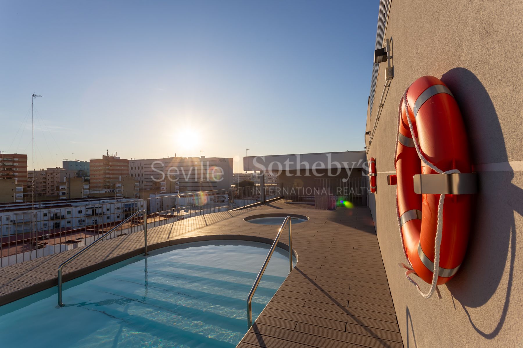 Modern One-Bedroom Apartment with Pool and Garage