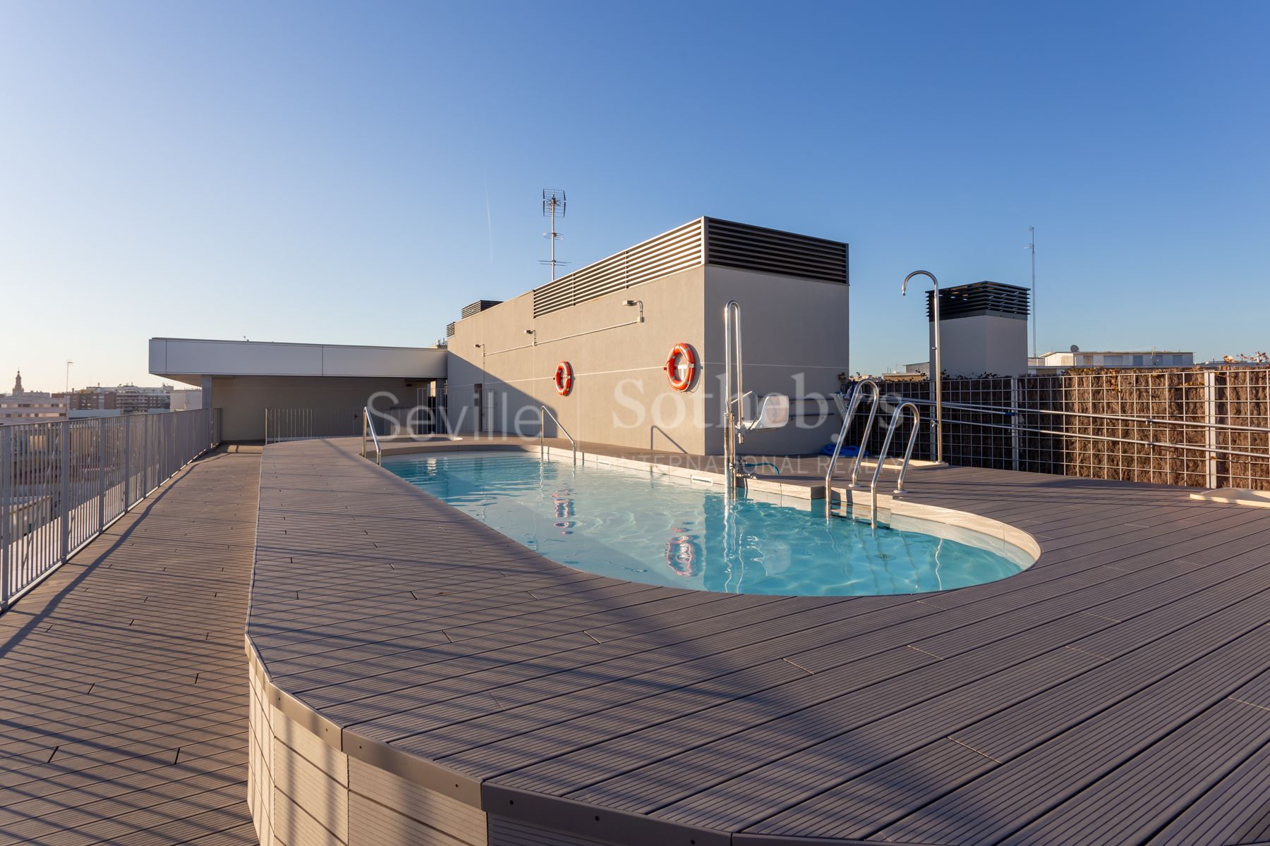 Magnifico piso de una habitación con piscina y garaje