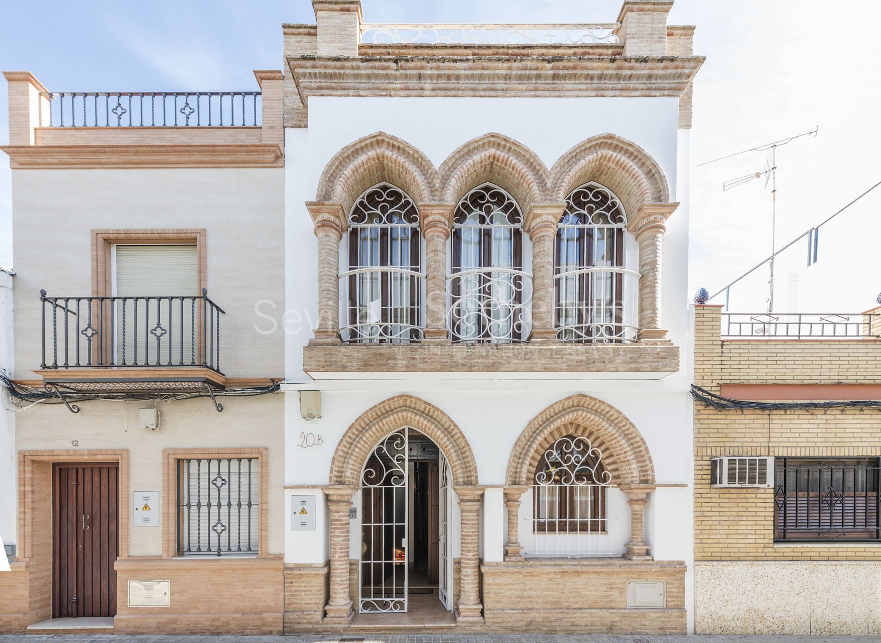 Casa de tres plantas con bodega y ascensor