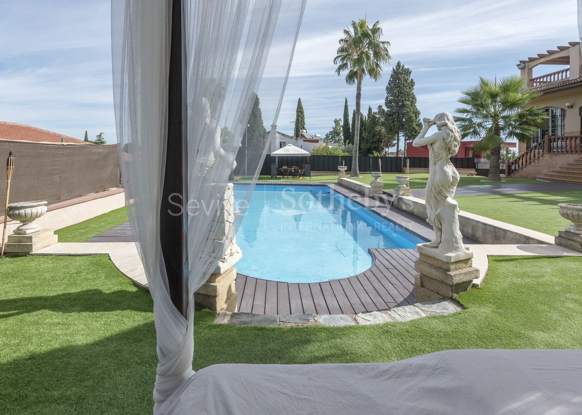 Villa independiente con jardín y piscina en la urbanización de La Motilla.