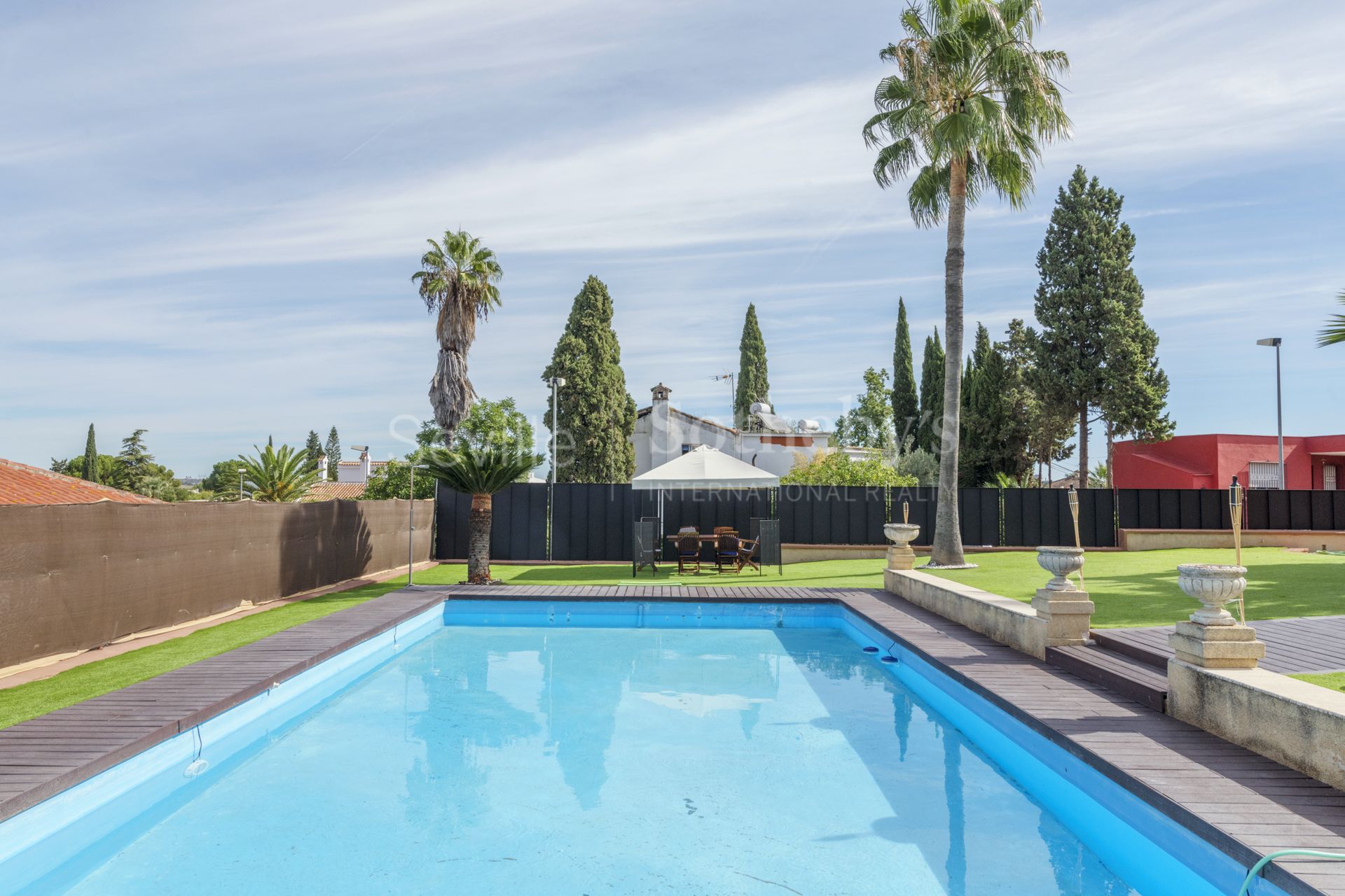 Villa independiente con jardín y piscina en la urbanización de La Motilla.