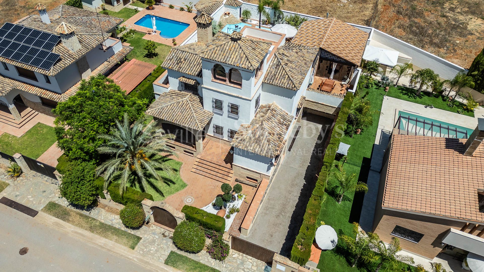 Chalet independiente con piscina en la urbanización La Juliana