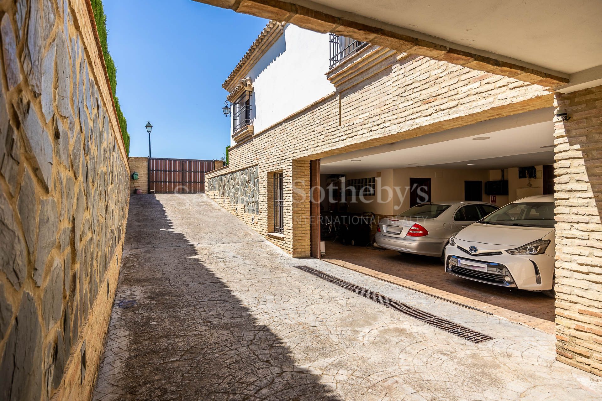 Chalet independiente con piscina en la urbanización La Juliana