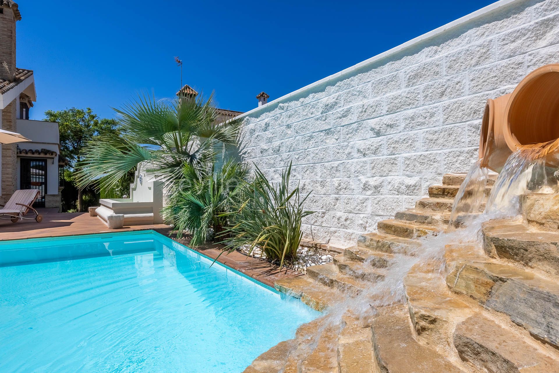 Chalet independiente con piscina en la urbanización La Juliana