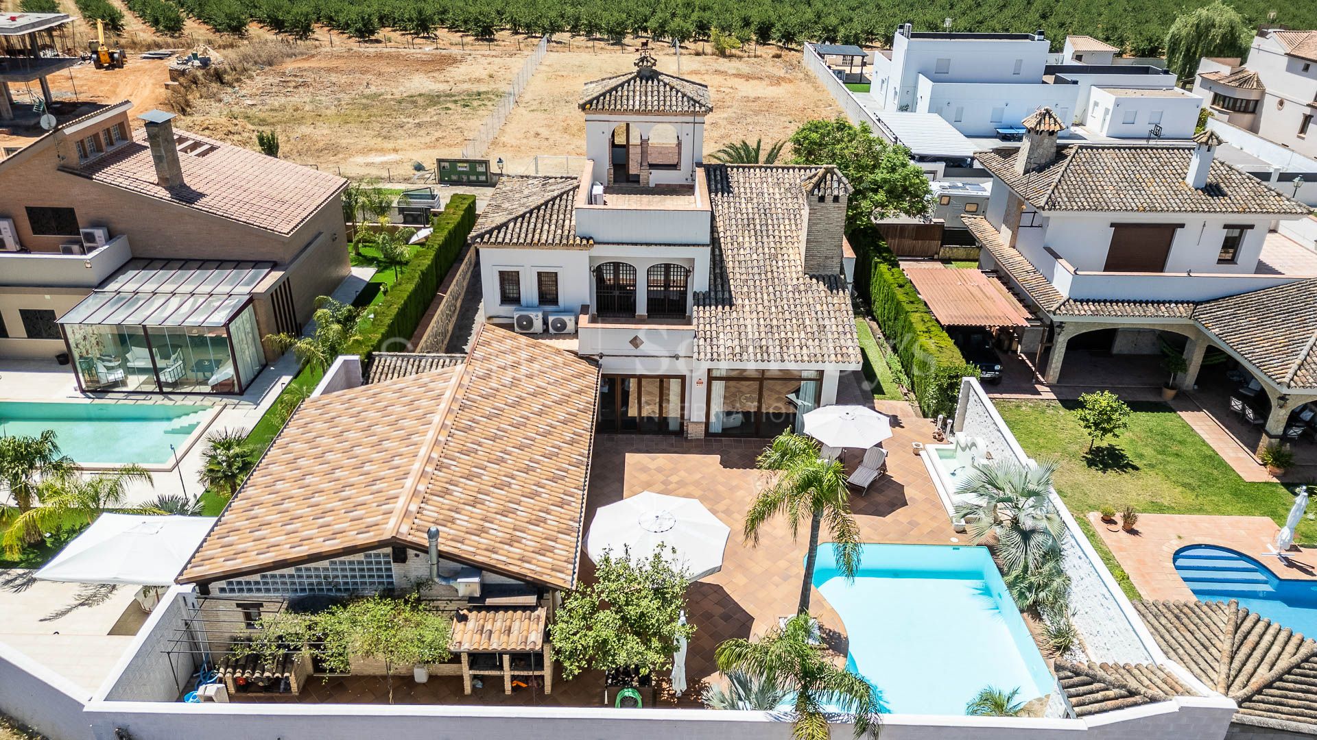 Chalet independiente con piscina en la urbanización La Juliana