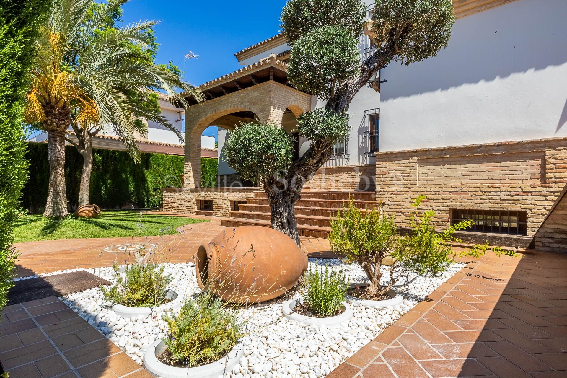 Chalet independiente con piscina en la urbanización La Juliana