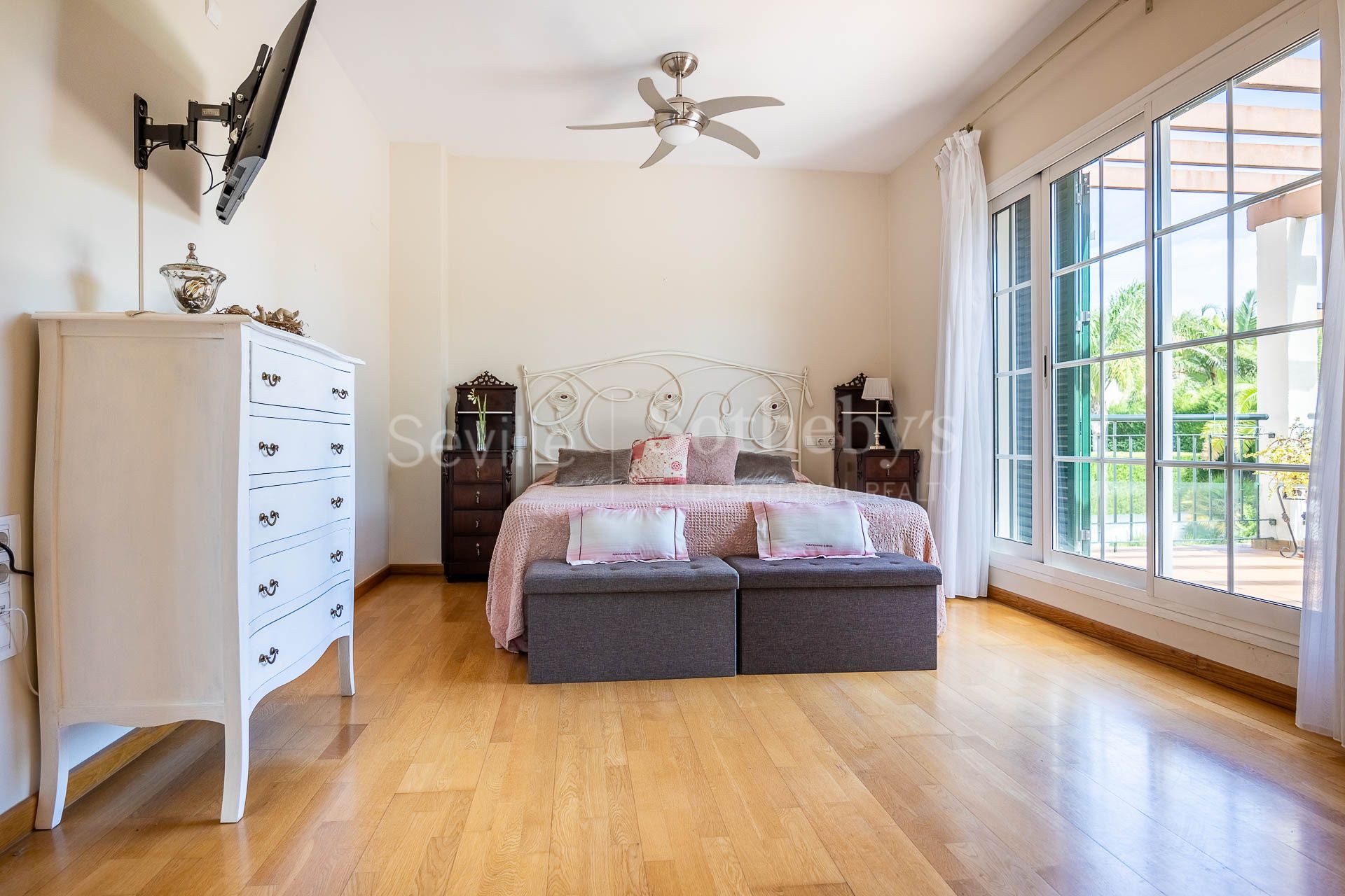 Chalet independiente en Tomares con piscina privada de agua salada