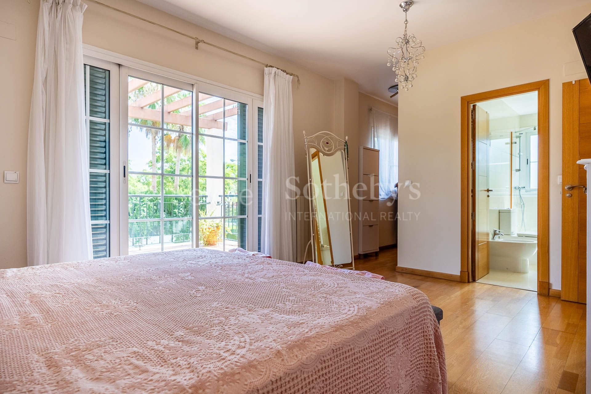 Chalet independiente en Tomares con piscina privada de agua salada