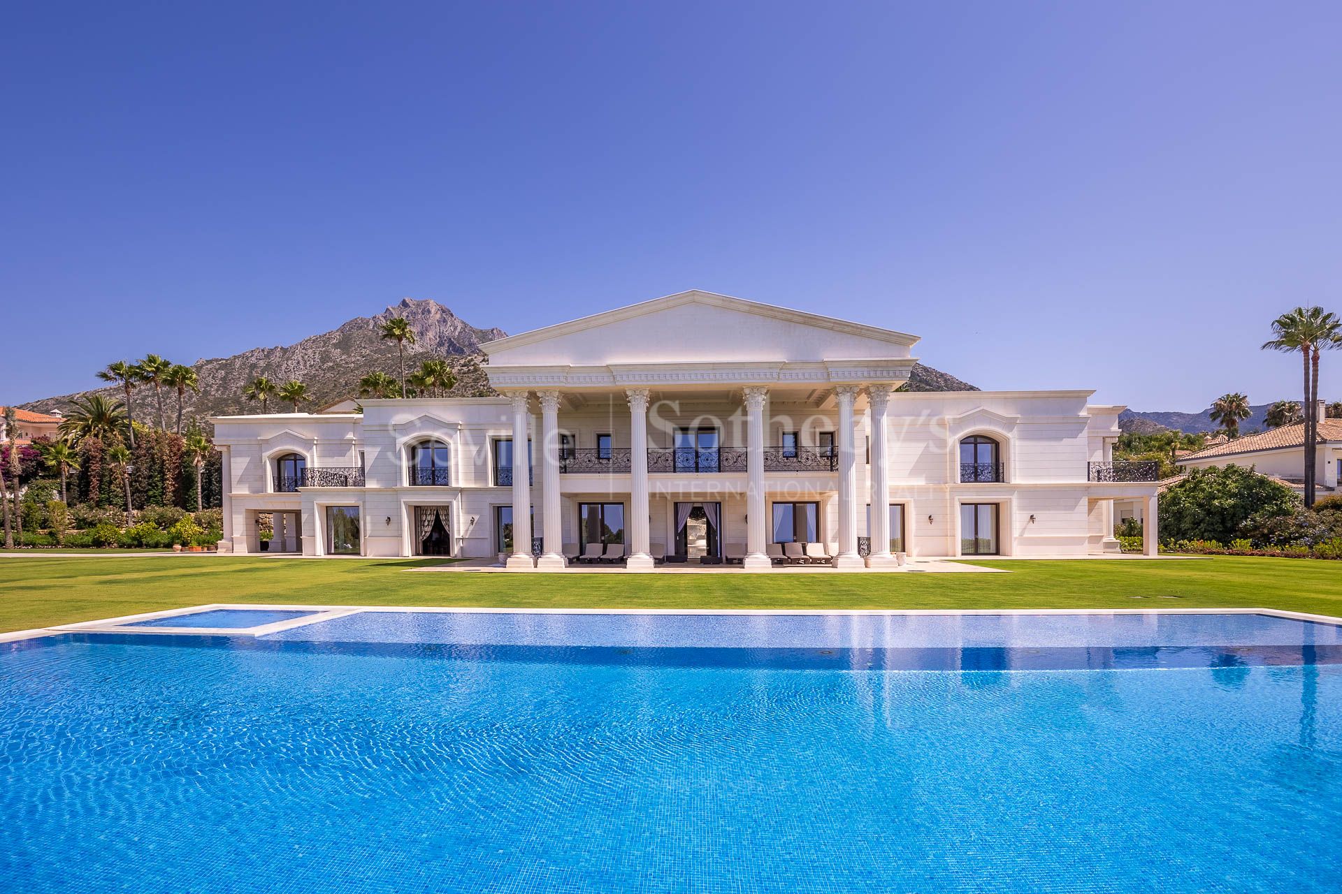 Mansion with imposing panoramic views in Sierra Blanca, Marbella