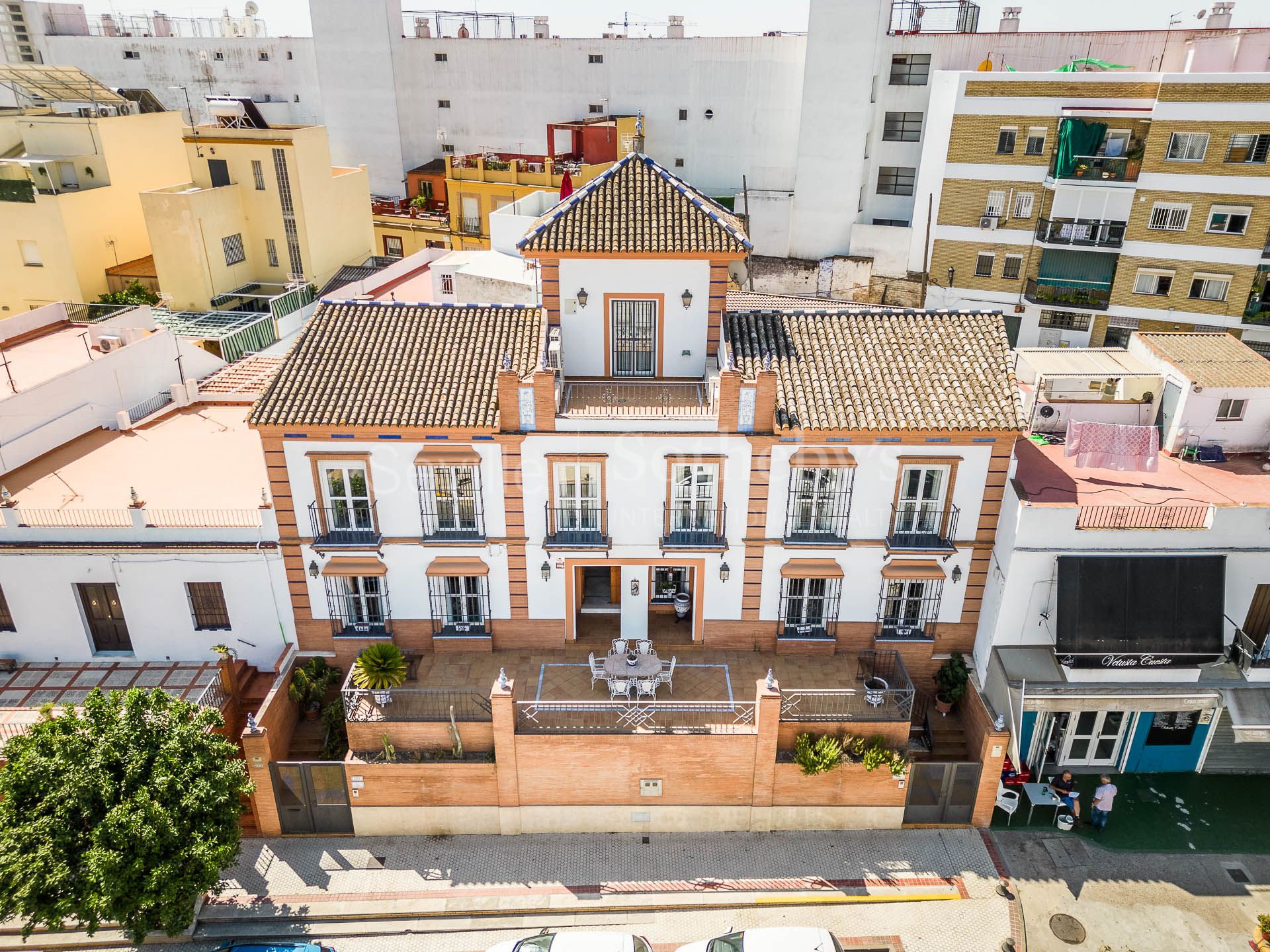 Casa independiente en pleno centro de Castilleja de la Cuesta, con terraza y garaje.