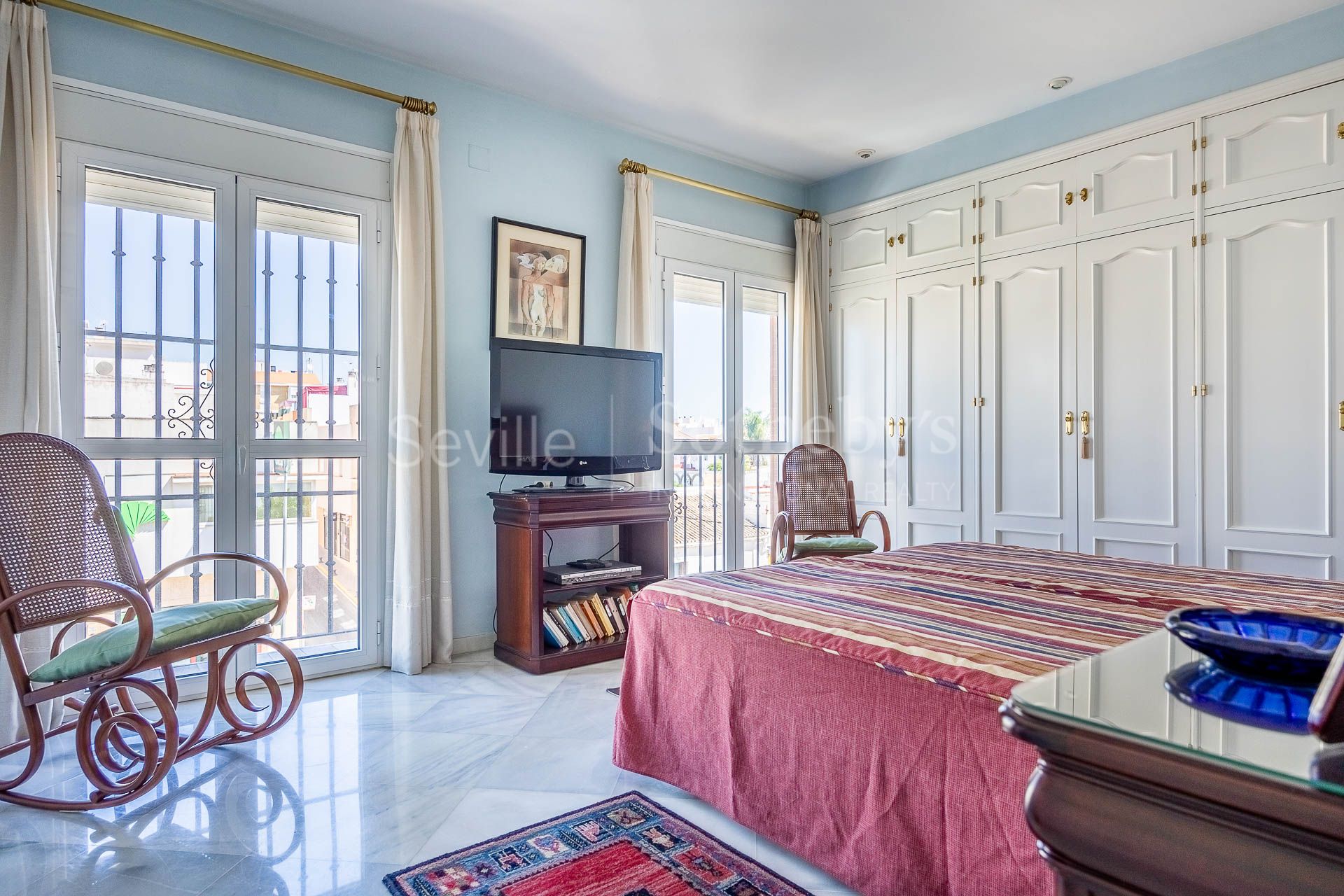 Casa independiente en pleno centro de Castilleja de la Cuesta, con terraza y garaje.
