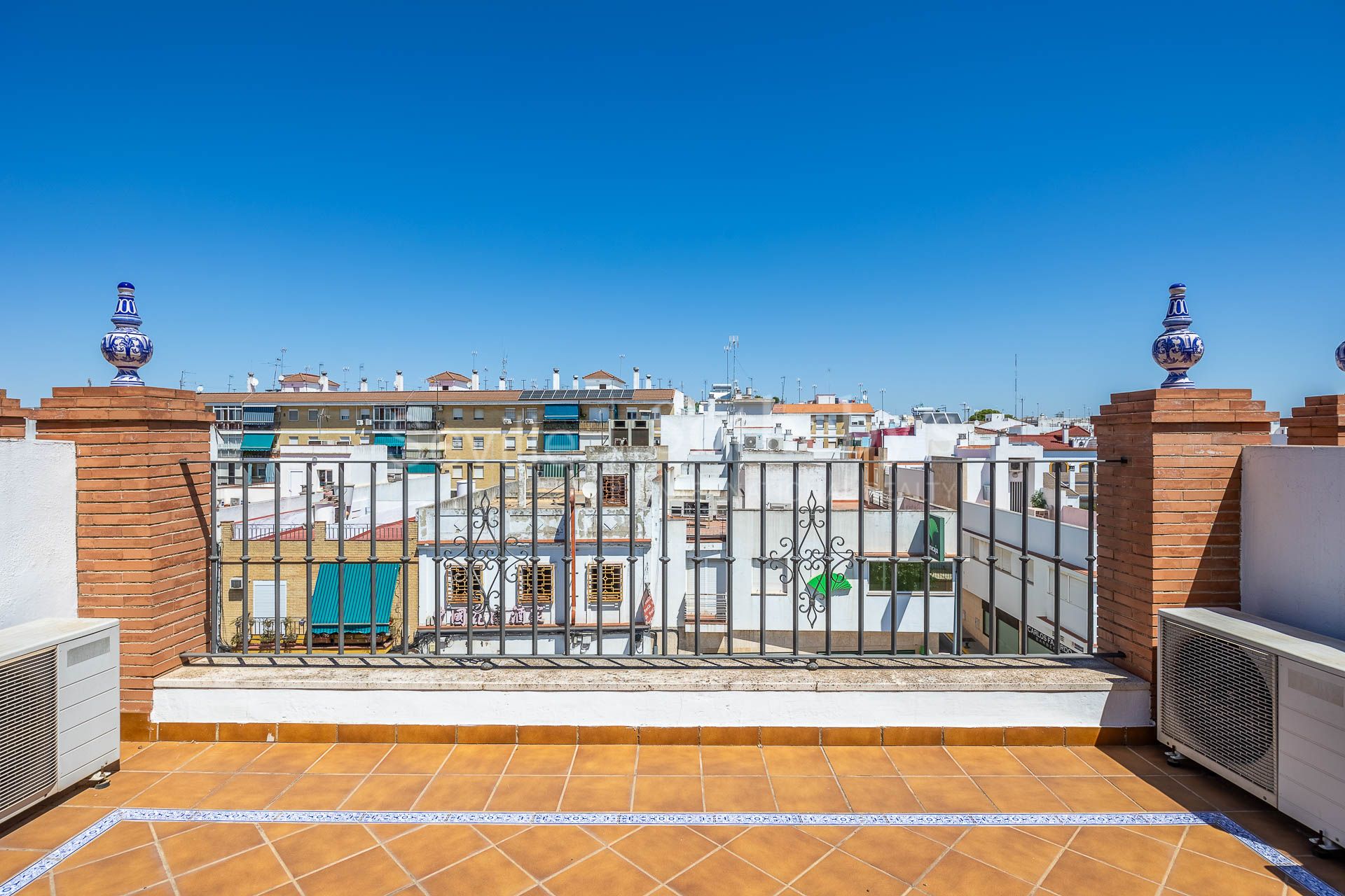 Casa independiente en pleno centro de Castilleja de la Cuesta, con terraza y garaje.