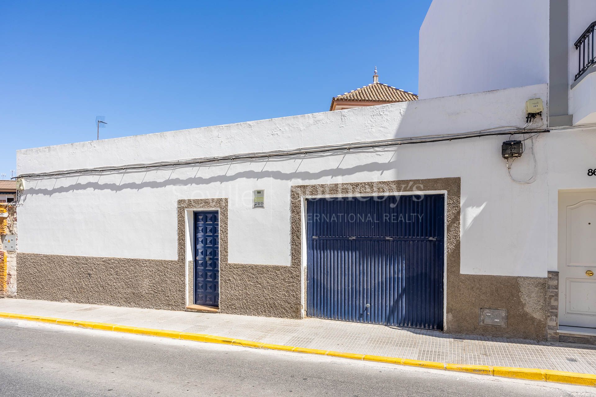 Casa independiente en pleno centro de Castilleja de la Cuesta, con terraza y garaje.