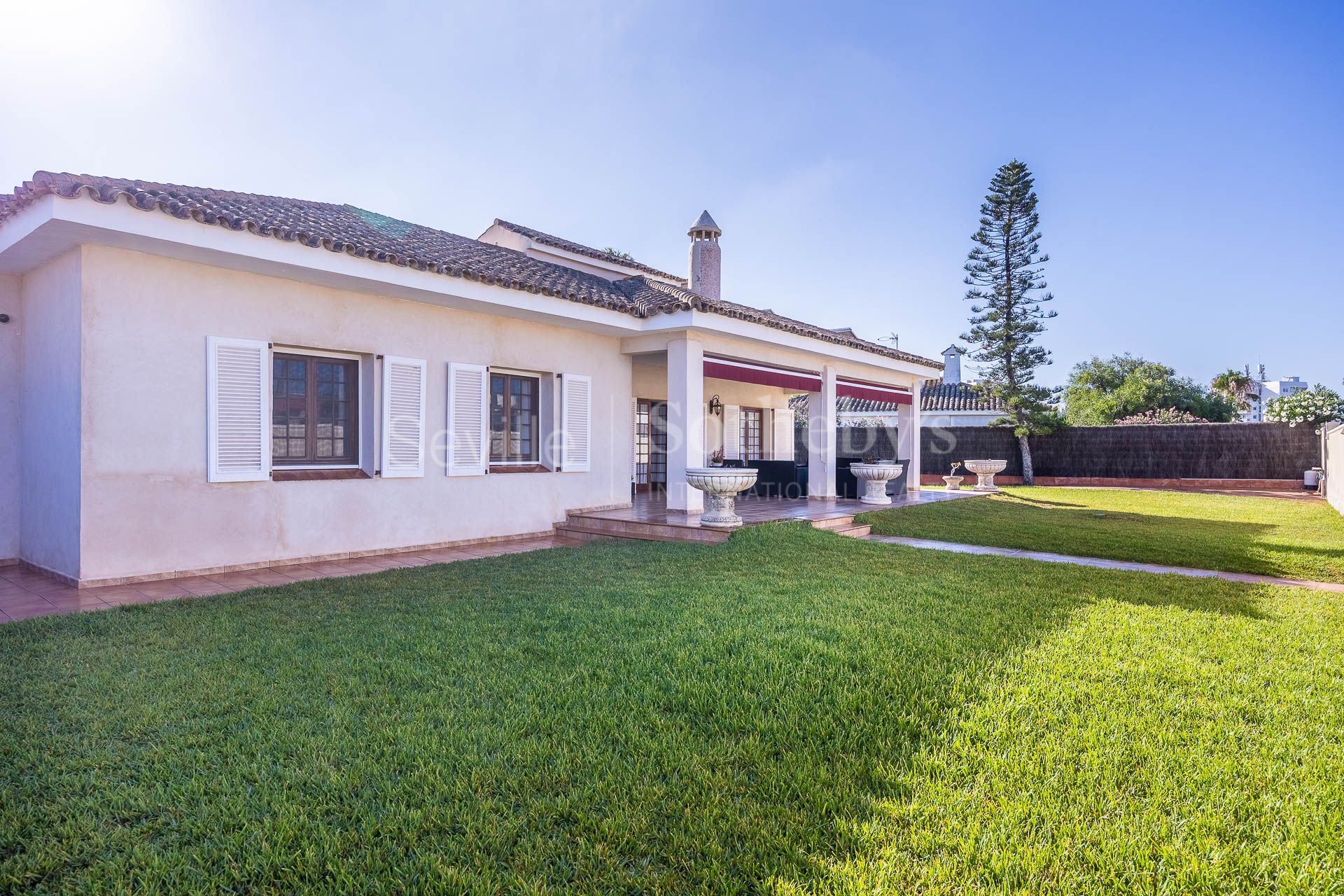 Chalet independiente con jardín a pocos pasos de la playa de Vistahermosa, Cádiz