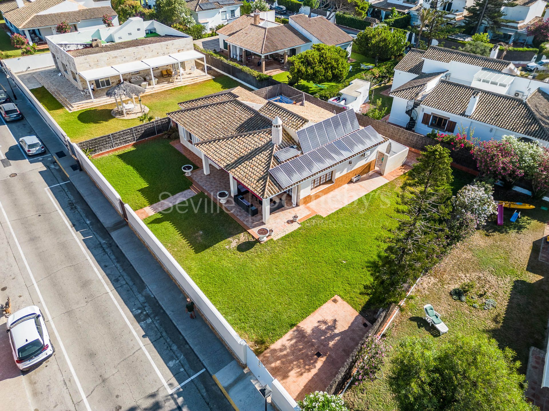 Chalet independiente con jardín a pocos pasos de la playa de Vistahermosa, Cádiz