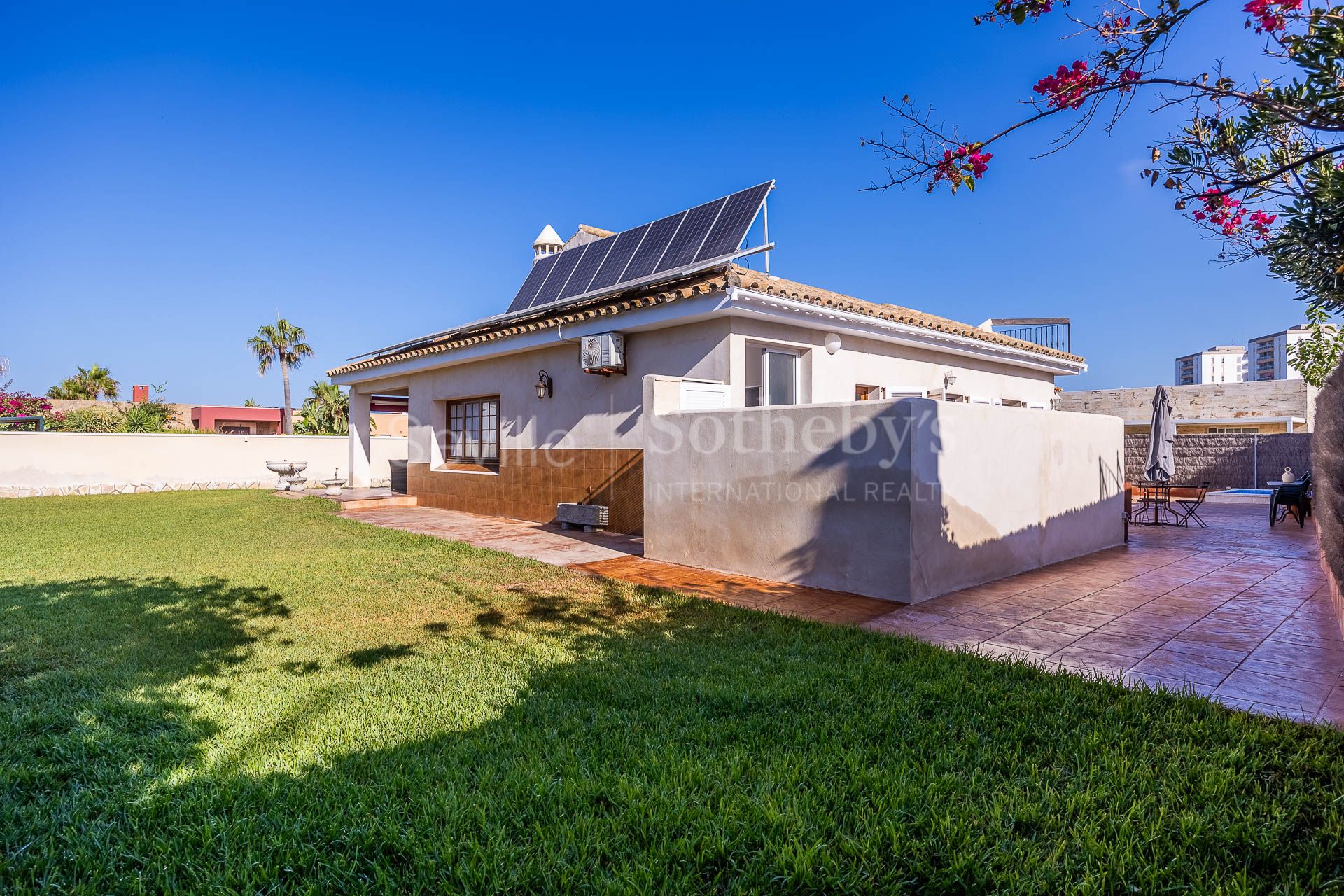 Chalet independiente con jardín a pocos pasos de la playa de Vistahermosa, Cádiz