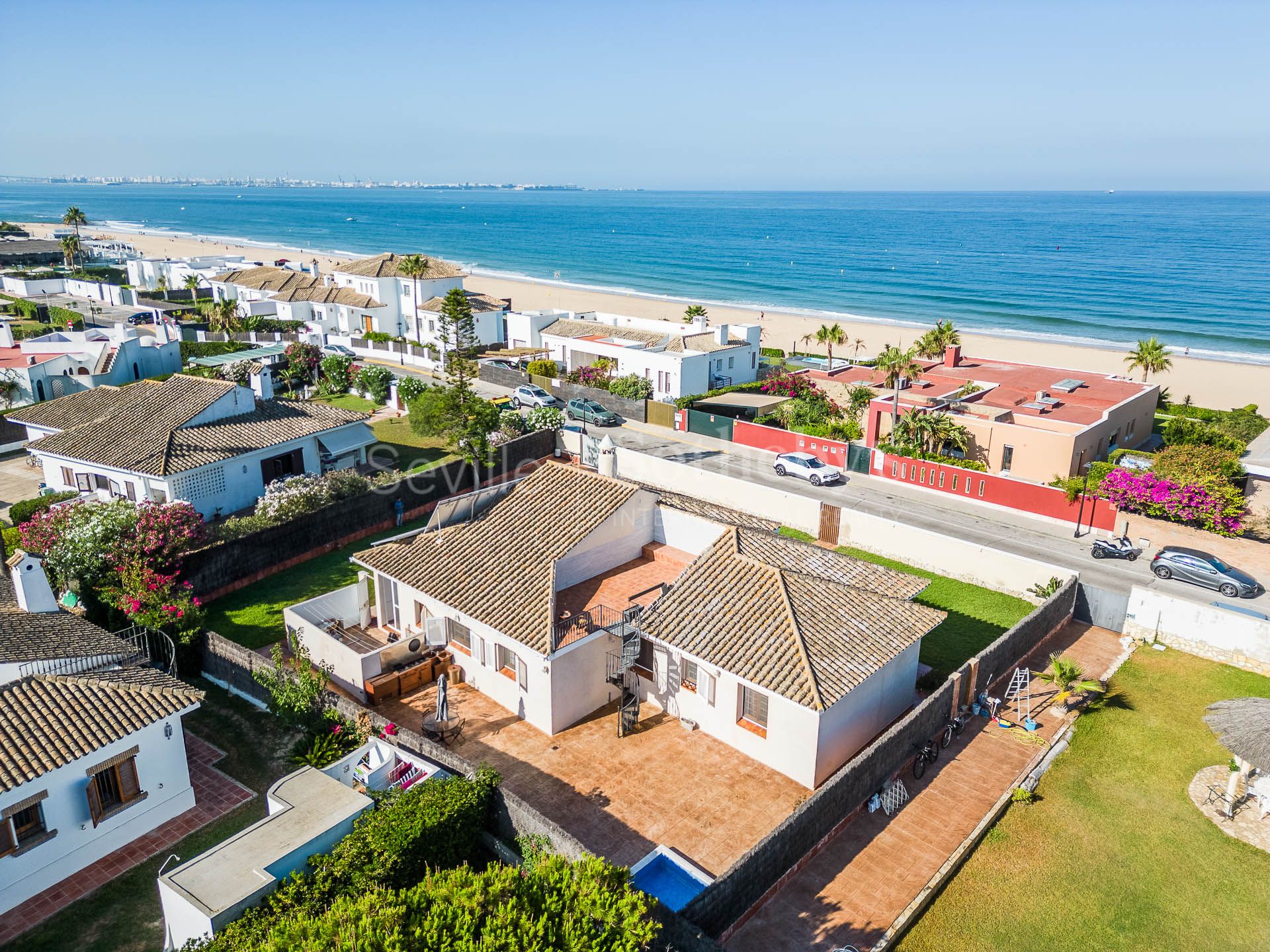 Chalet independiente con jardín a pocos pasos de la playa de Vistahermosa, Cádiz