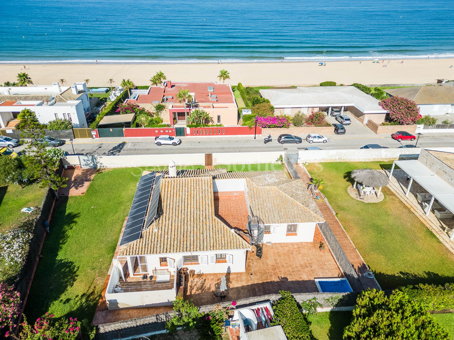 Chalet independiente con jardín a pocos pasos de la playa de Vistahermosa, Cádiz